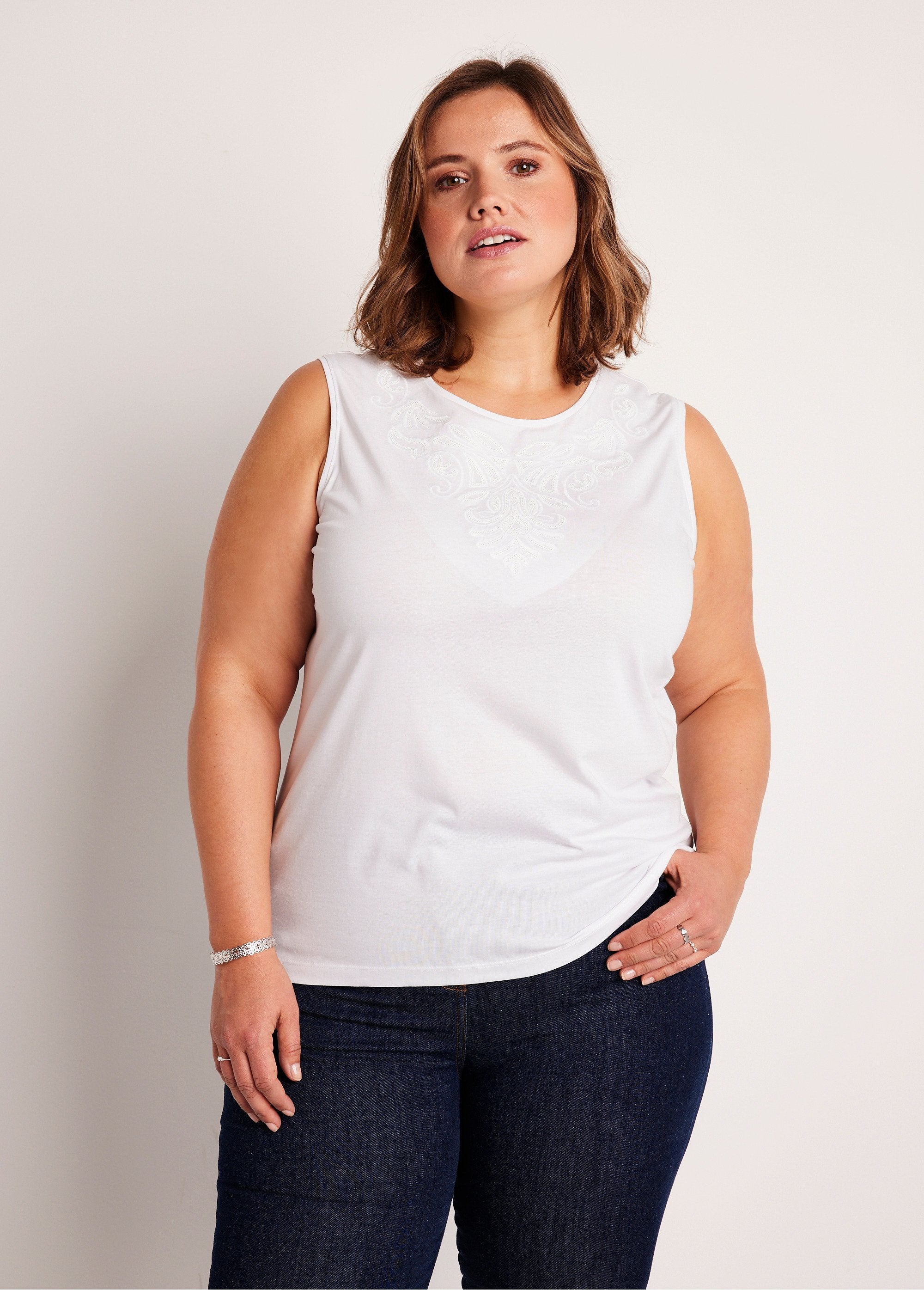 Camiseta_corta_de_tirantes_lisa_bordada_con_lentejuelas_Blanco,_Blanca_FA1_curvy