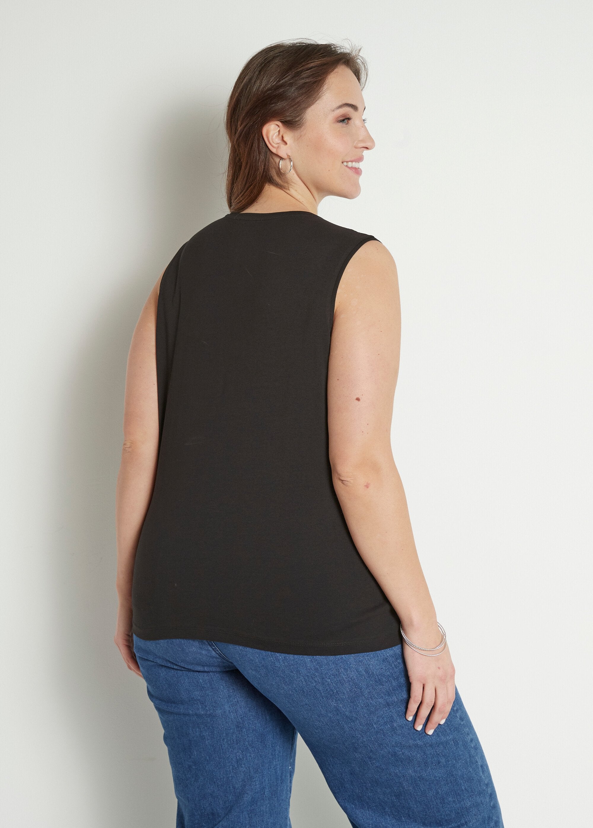 Camiseta_corta_de_tirantes_lisa_bordada_con_lentejuelas_Negro_DO1_curvy
