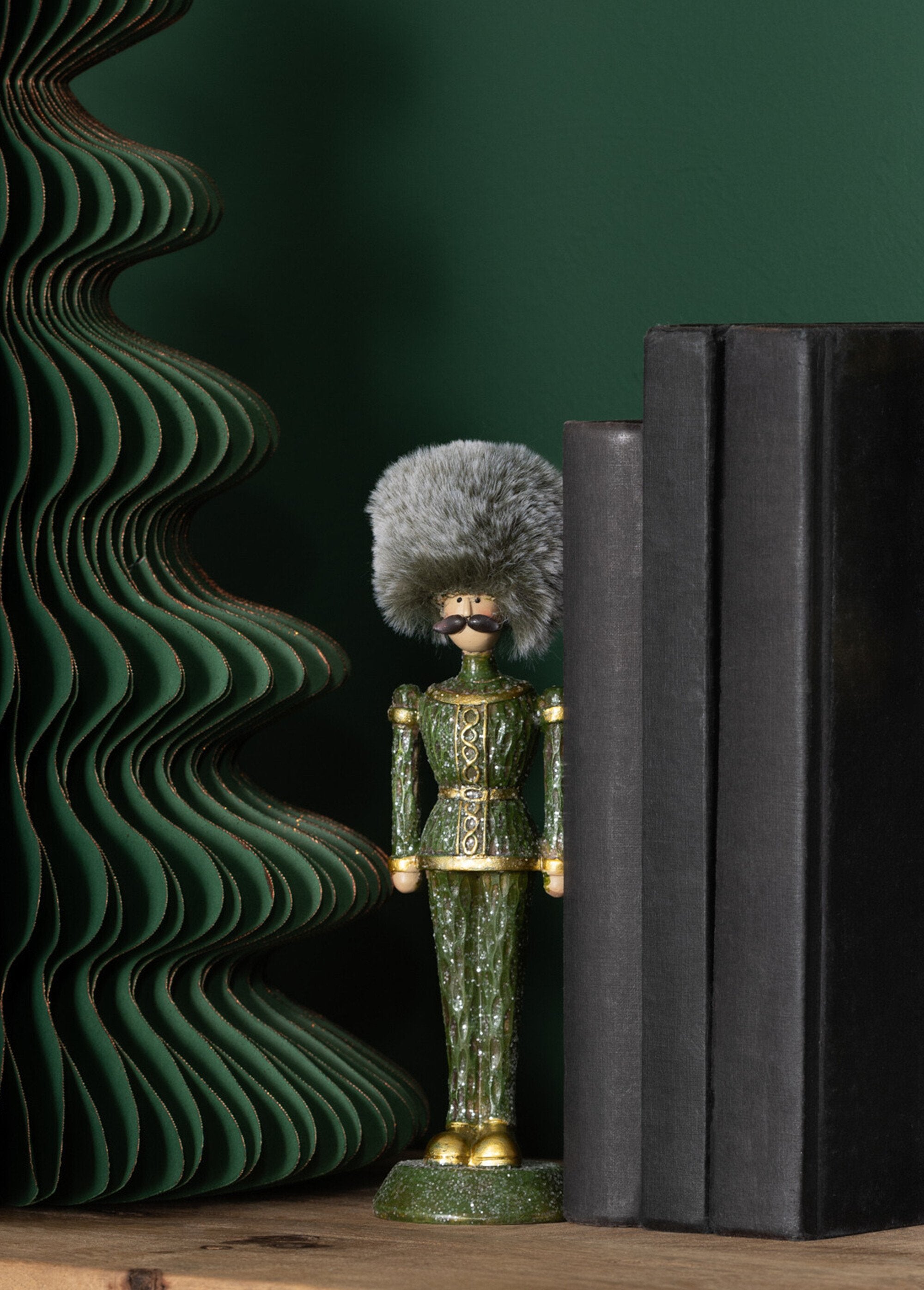 Estatuilla_de_un_personaje_en_madera_pintada_Verde_DE1_slim