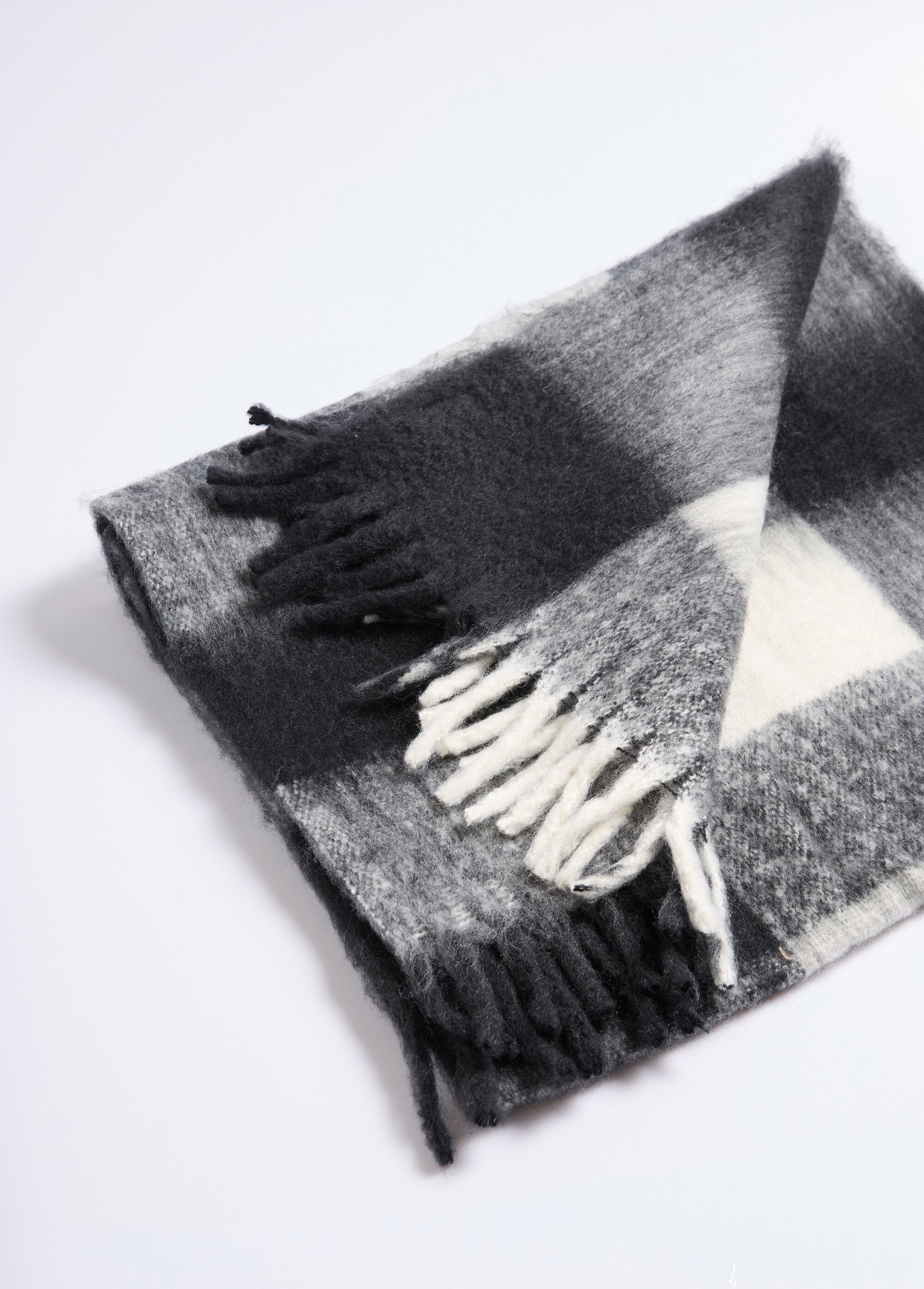 Écharpe_chaude_à_carreaux_avec_franges_Carreau_noir_DE1_slim