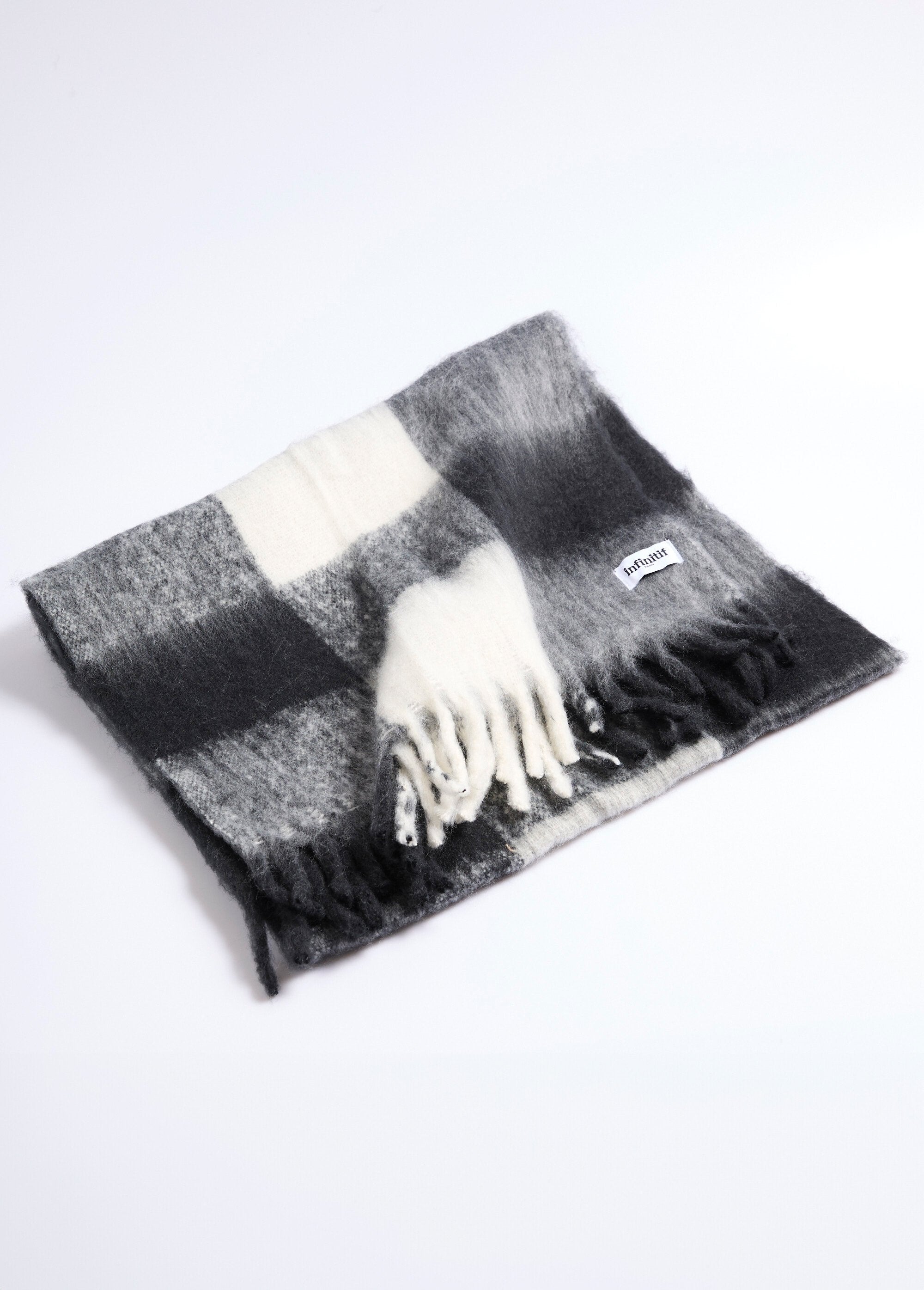 Écharpe_chaude_à_carreaux_avec_franges_Carreau_noir_FA1_slim