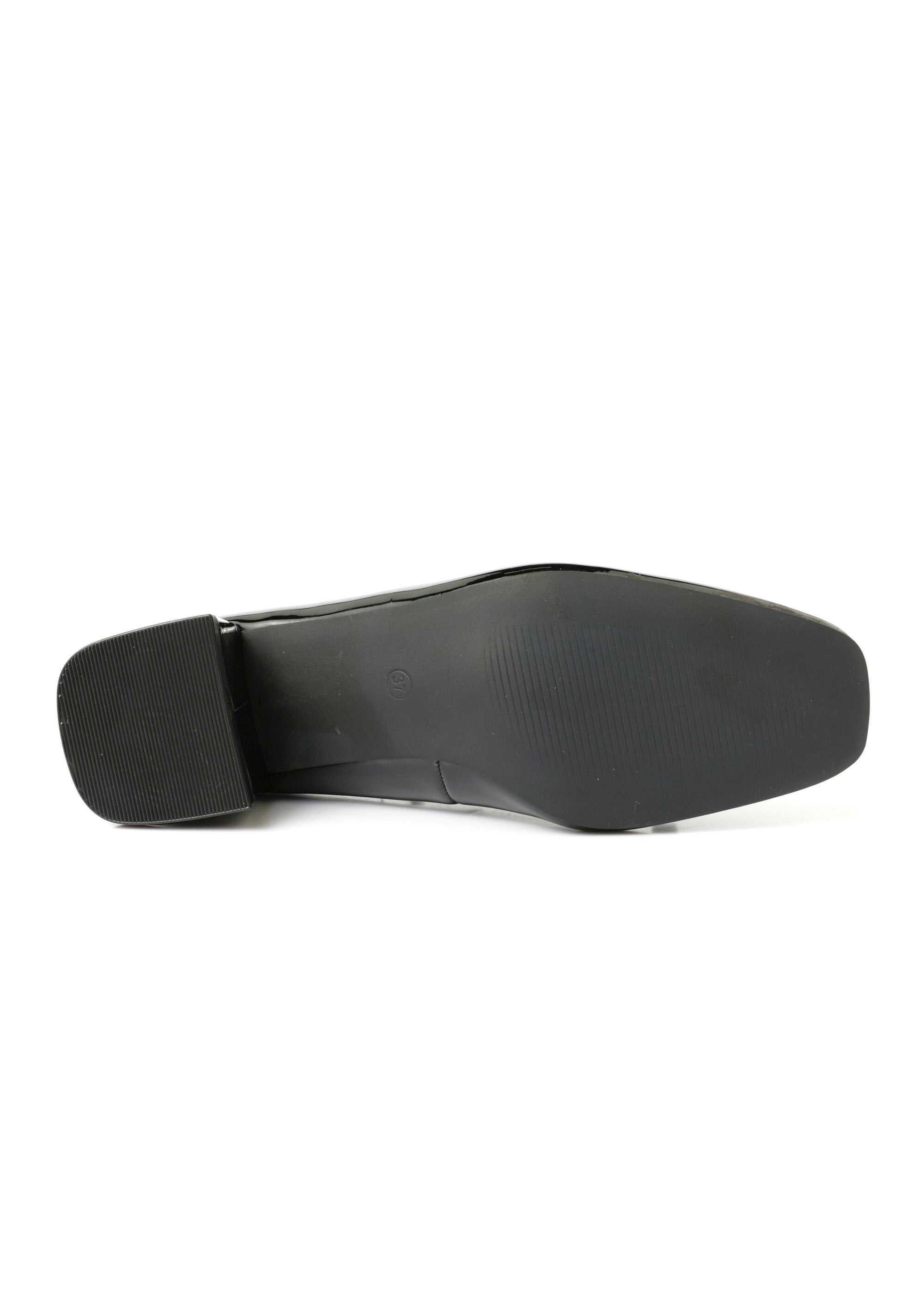Zapatos_de_salón_de_charol_con_tira_en_el_tobillo_Negro_UN1_slim