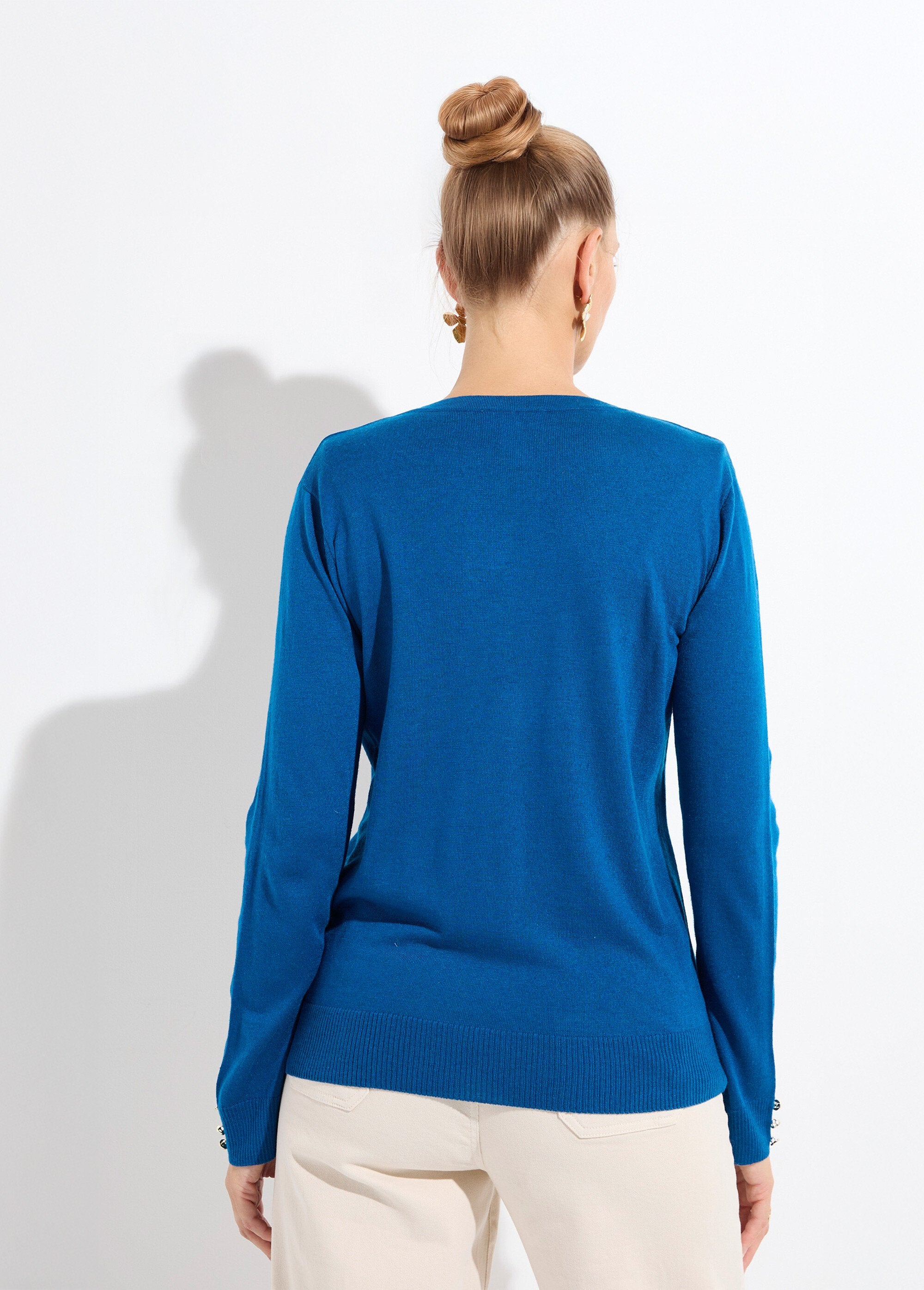 Cárdigan_fino_de_cuello_redondo_abotonado_en_jersey_liso_con_lana_merino_Pato_DO1_slim