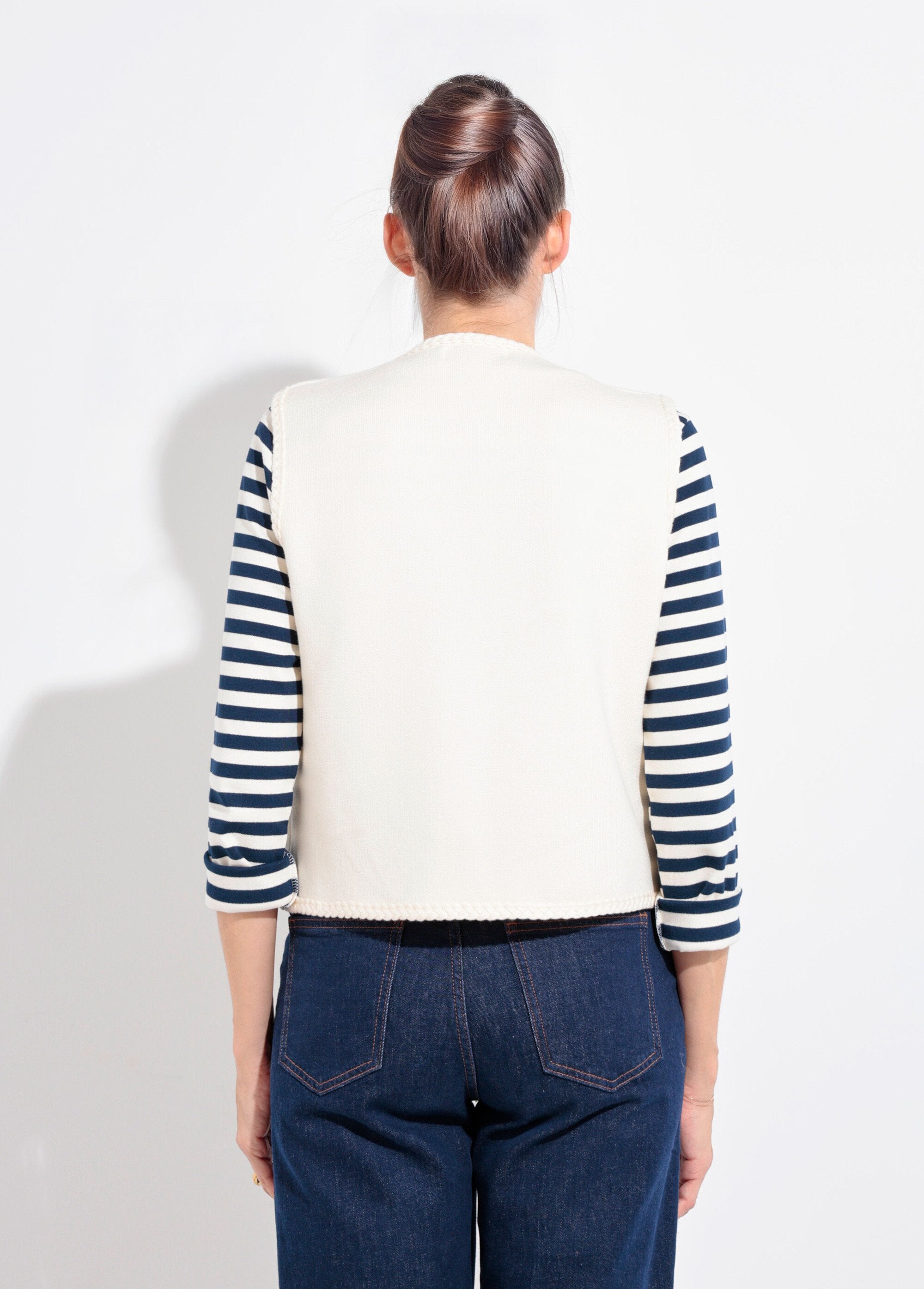 Chaleco_grueso_sin_mangas_con_detalles_trenzados._Beige_DO1_slim