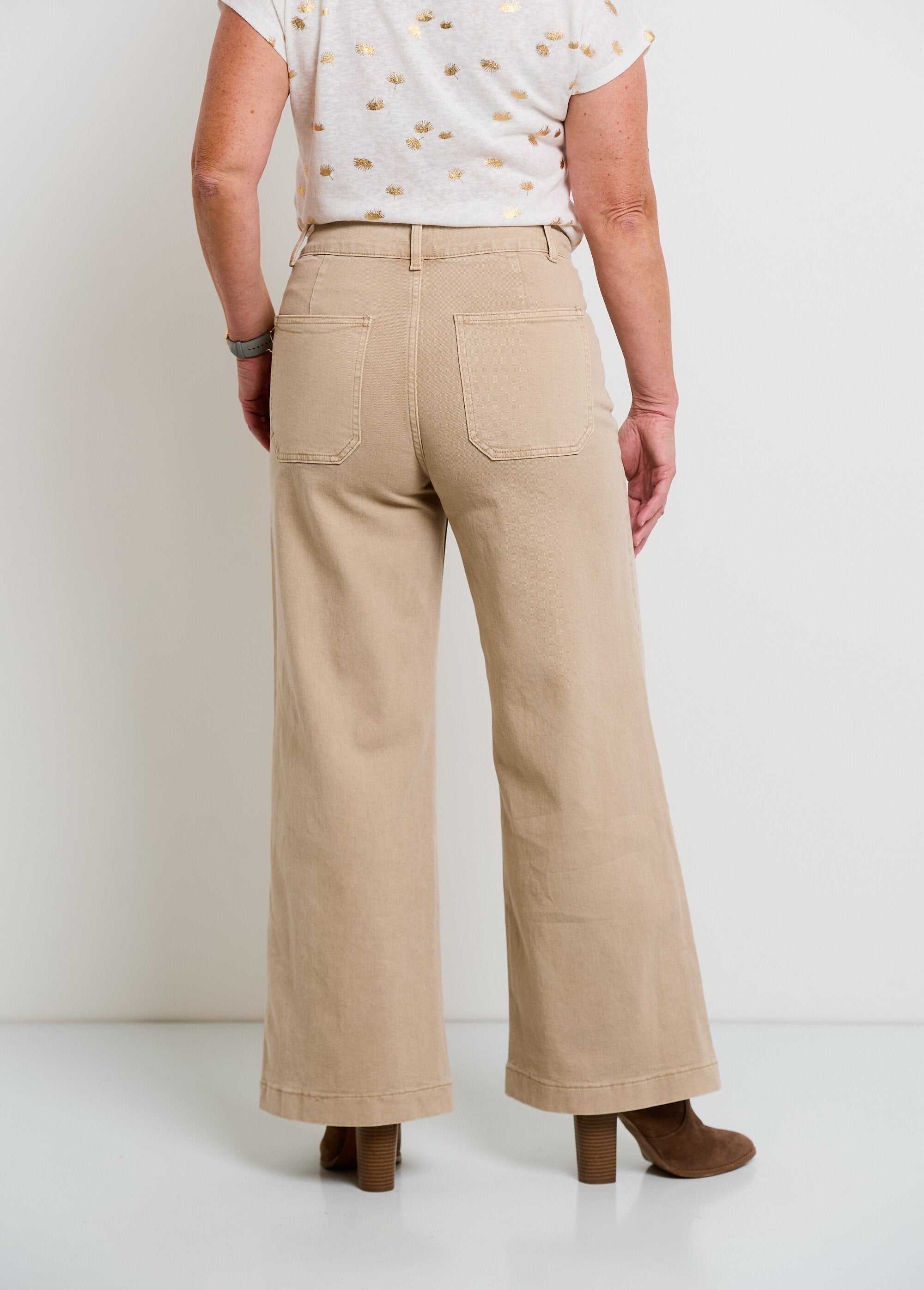 Vaqueros_acampanados_con_bolsillos_de_parche_Beige_DO1_slim