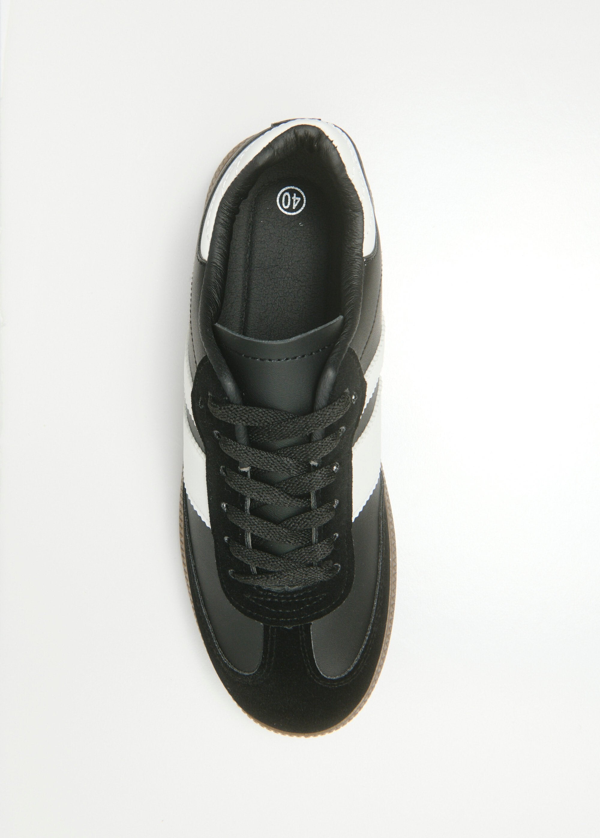 Zapatillas_retro_con_detalles_en_contraste_Negro_OV1_slim