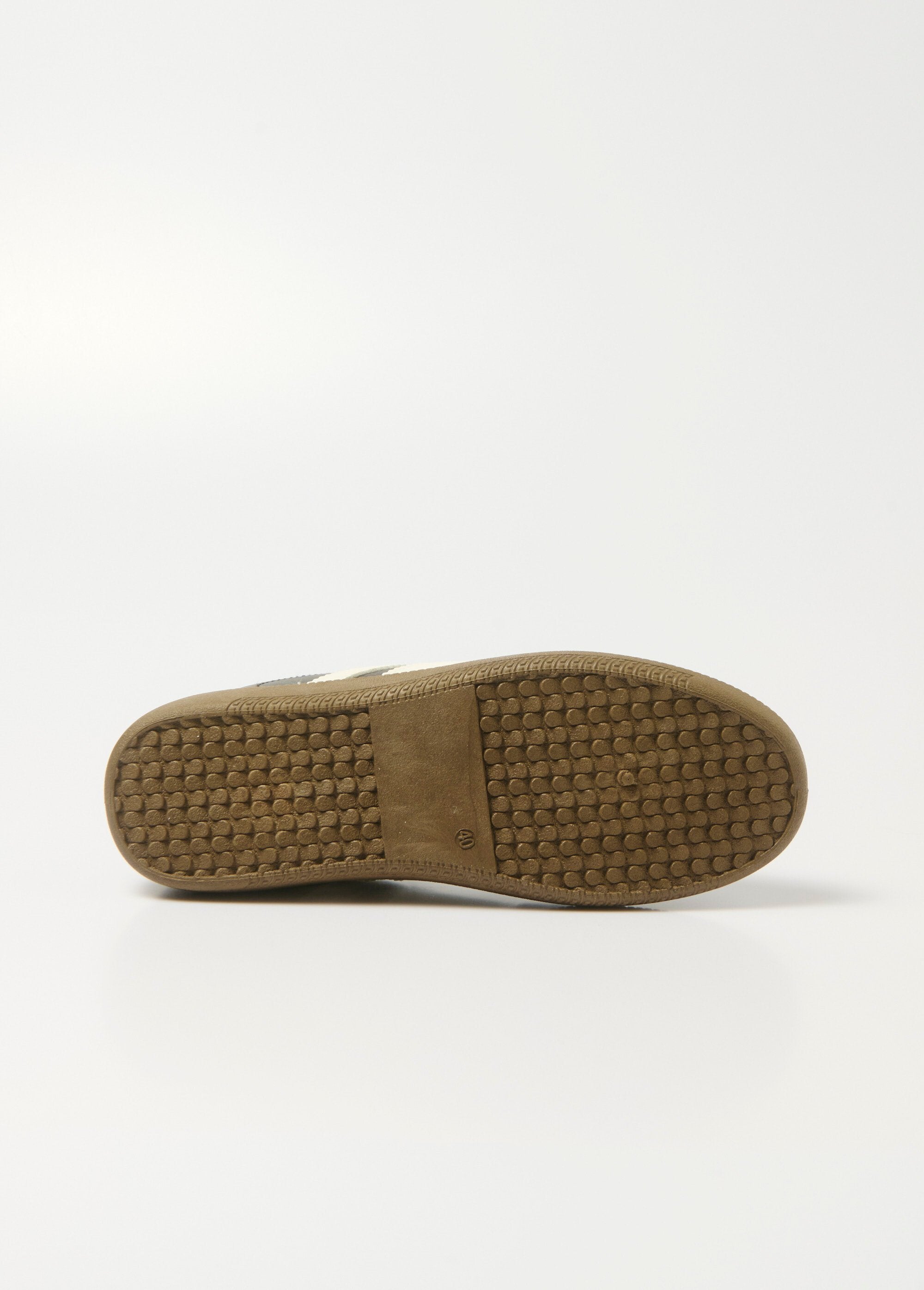 Zapatillas_retro_con_detalles_en_contraste_Negro_UN1_slim