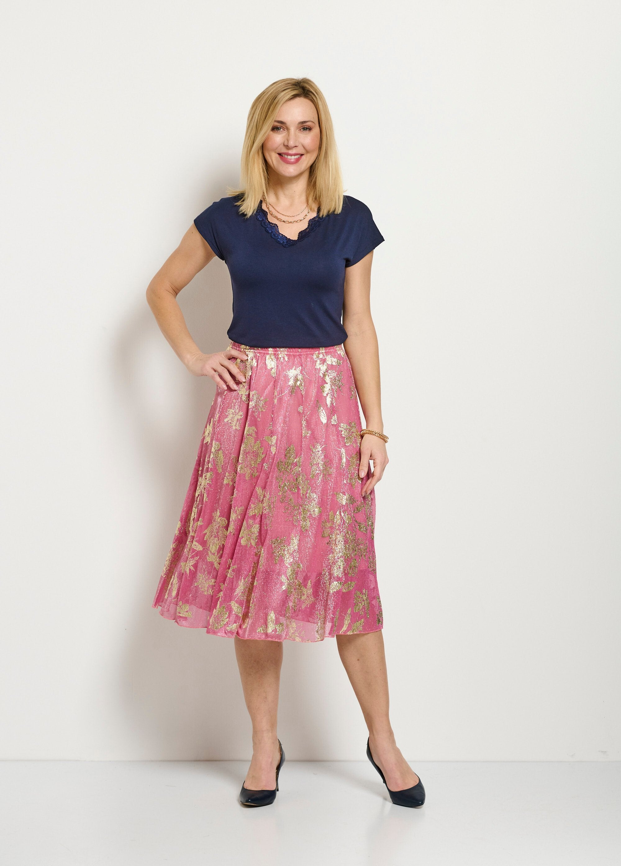 Falda_ancha_de_largo_medio_con_estampado_de_follaje_dorado_Rosa_SF1_slim