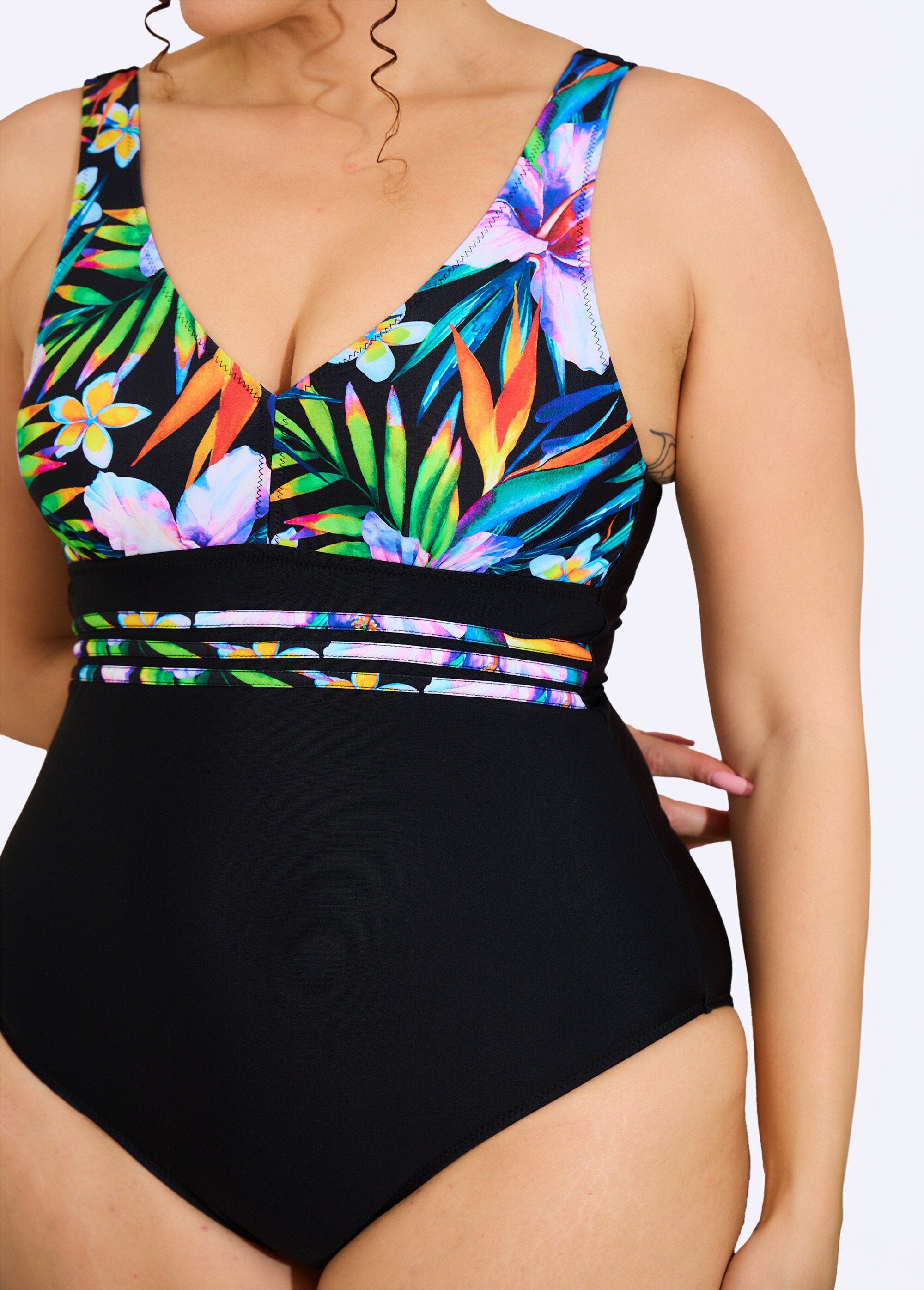 Traje_de_baño_de_una_pieza_exótico_y_sencillo_Estampados_negros_DE1_curvy