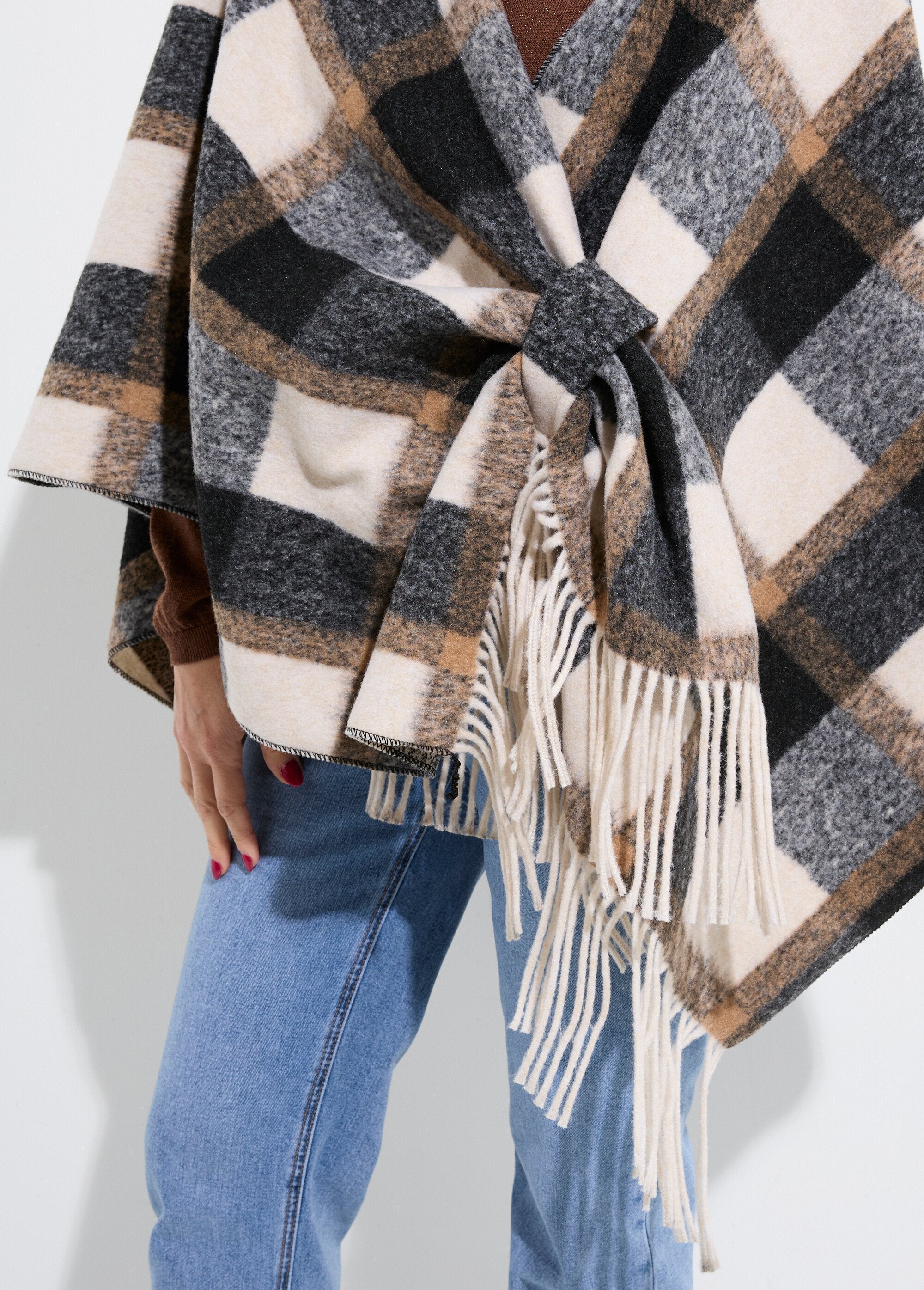 Abrigo_tipo_capa_a_cuadros_con_efecto_lana_Azulejos_negros_DE1_slim