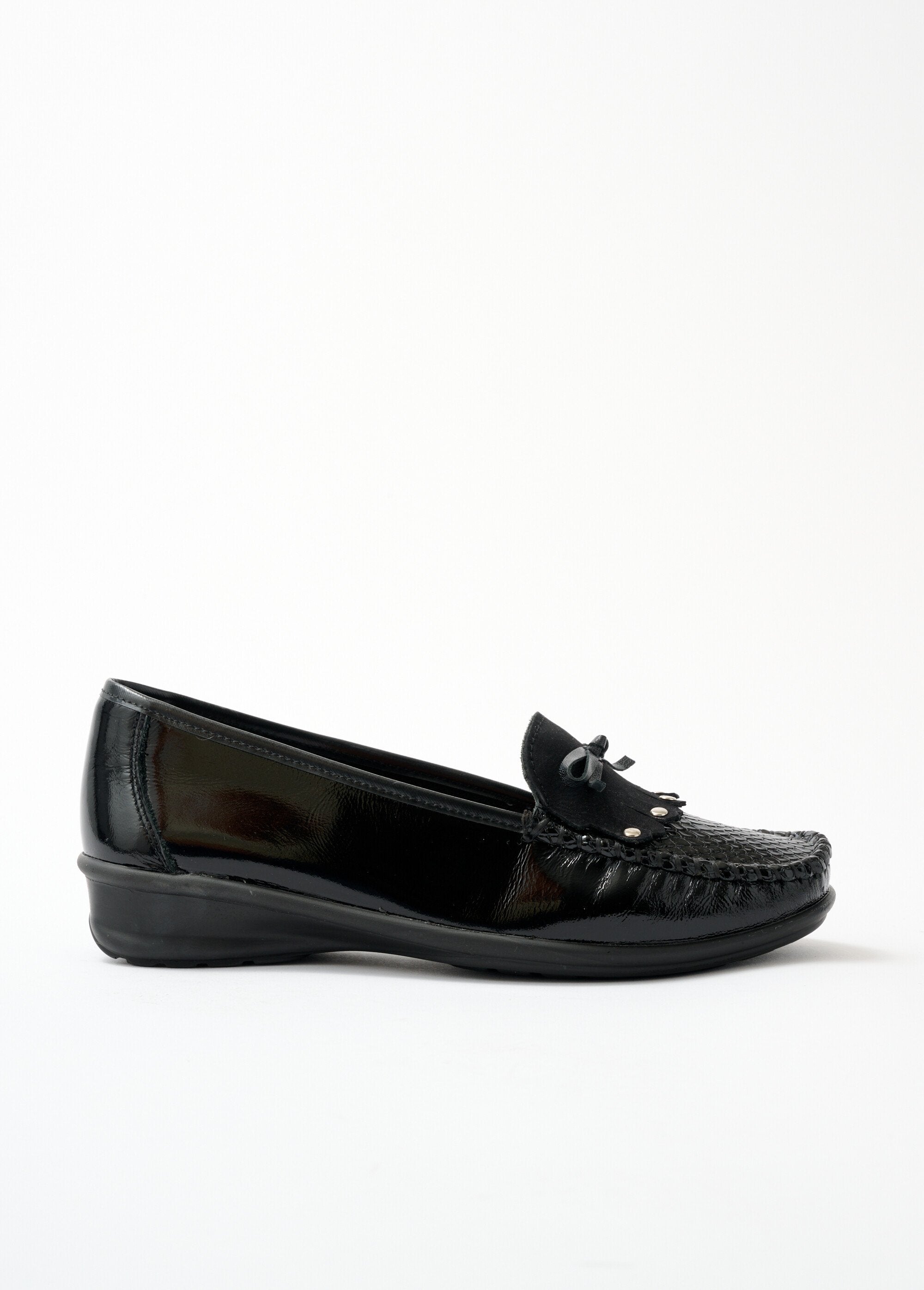 Mocasines_cuña_de_piel_con_trabilla_con_flecos_barniz_negro_DR1_slim