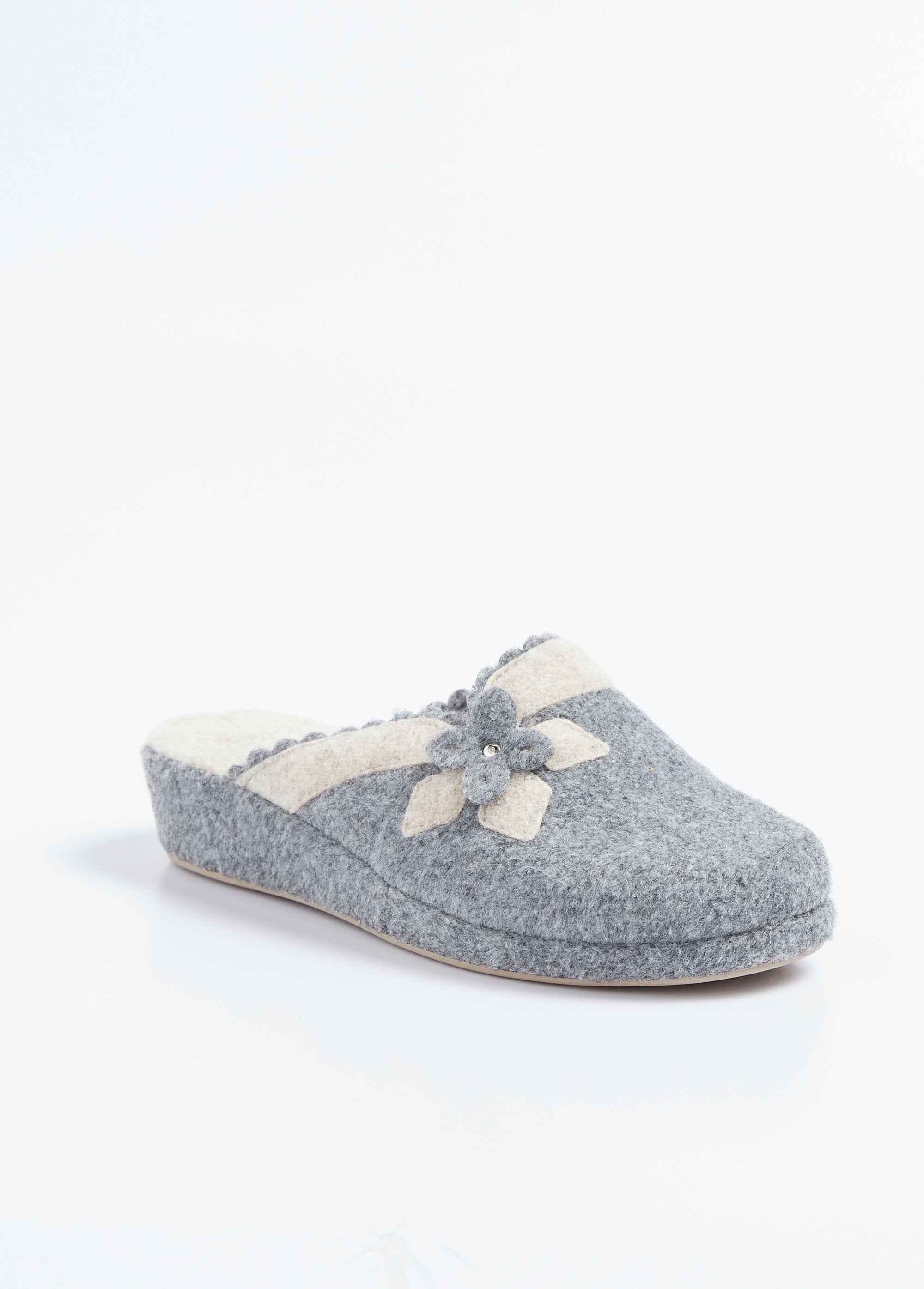 Mules_de_fieltro_con_aplicación_floral._Gris_FA1_slim