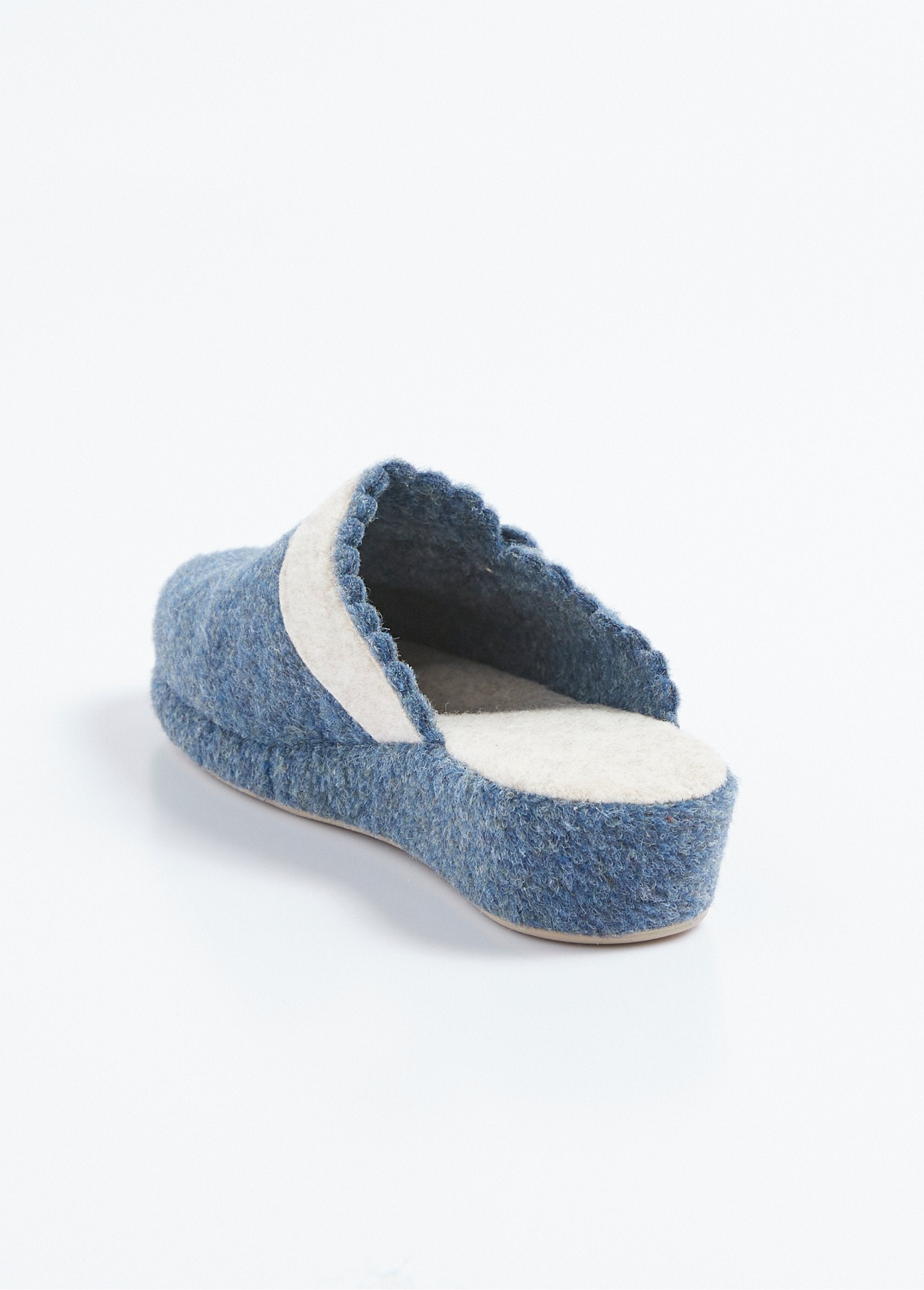 Mules_de_fieltro_con_aplicación_floral._Marina_DO1_slim