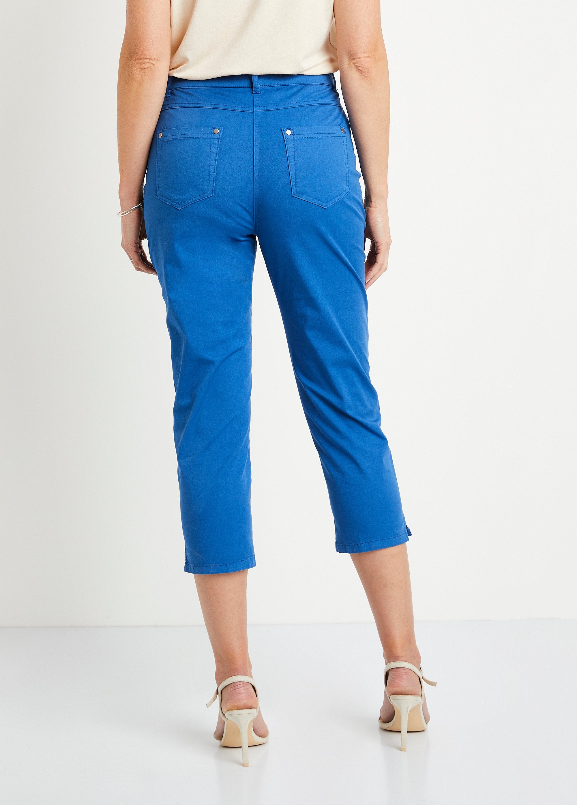 Pantalón_cropped_con_cinturón_elástico_y_5_bolsillos_azul_duro_DO1_slim