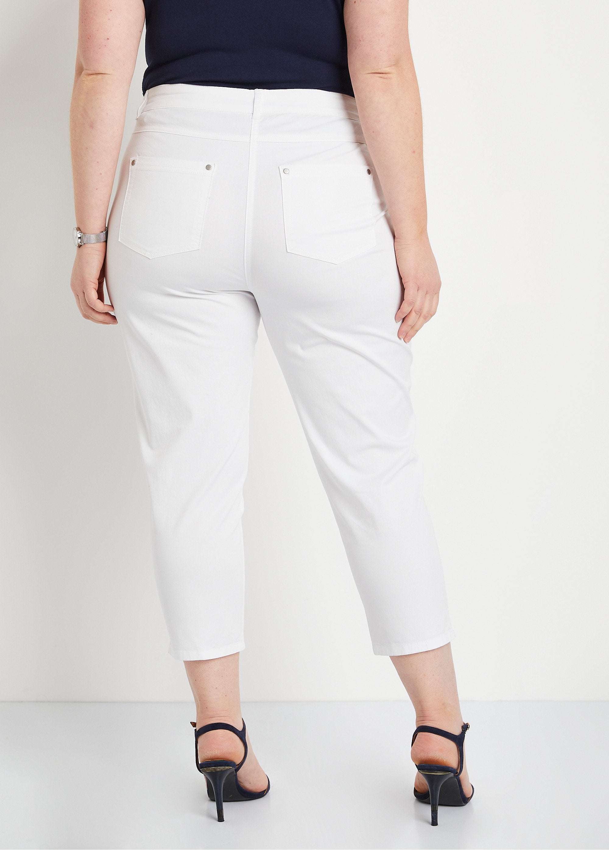 Pantalón_cropped_con_cinturón_elástico_y_5_bolsillos_Blanco,_Blanca_DO1_curvy