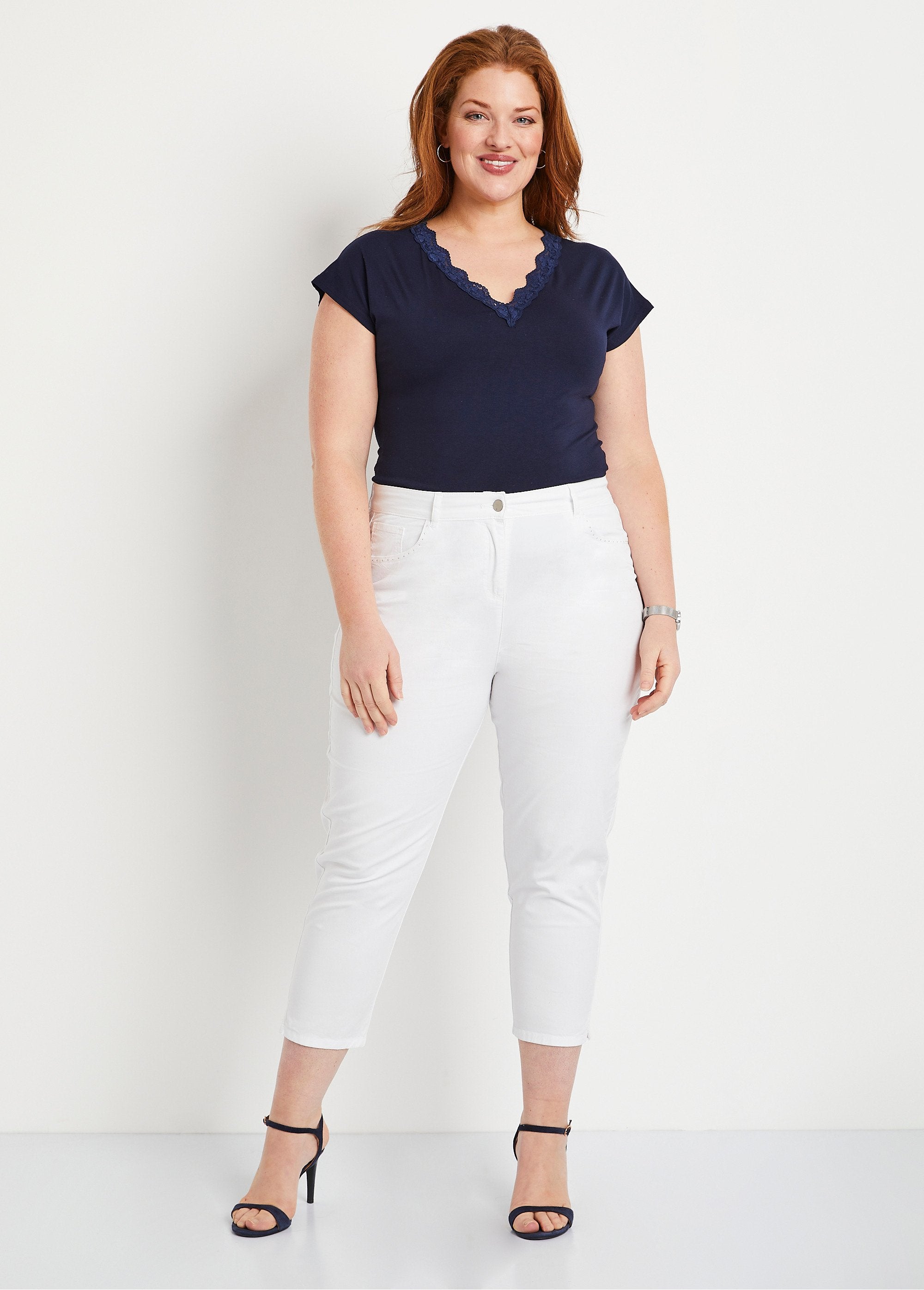 Pantalón_cropped_con_cinturón_elástico_y_5_bolsillos_Blanco,_Blanca_SF1_curvy