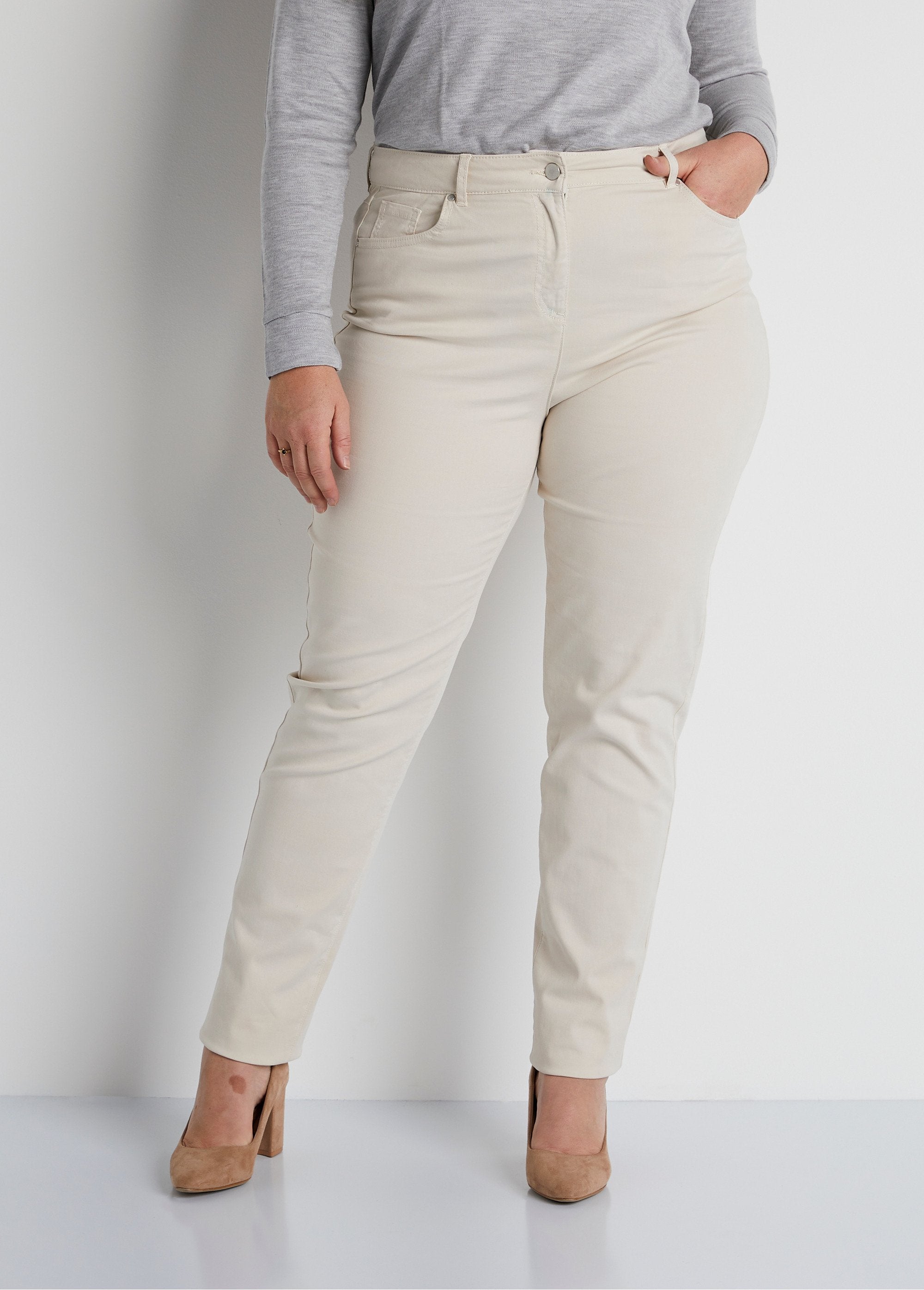 Pantalón_recto_de_cinco_bolsillos_de_algodón_elástico_Beige_FA1_curvy