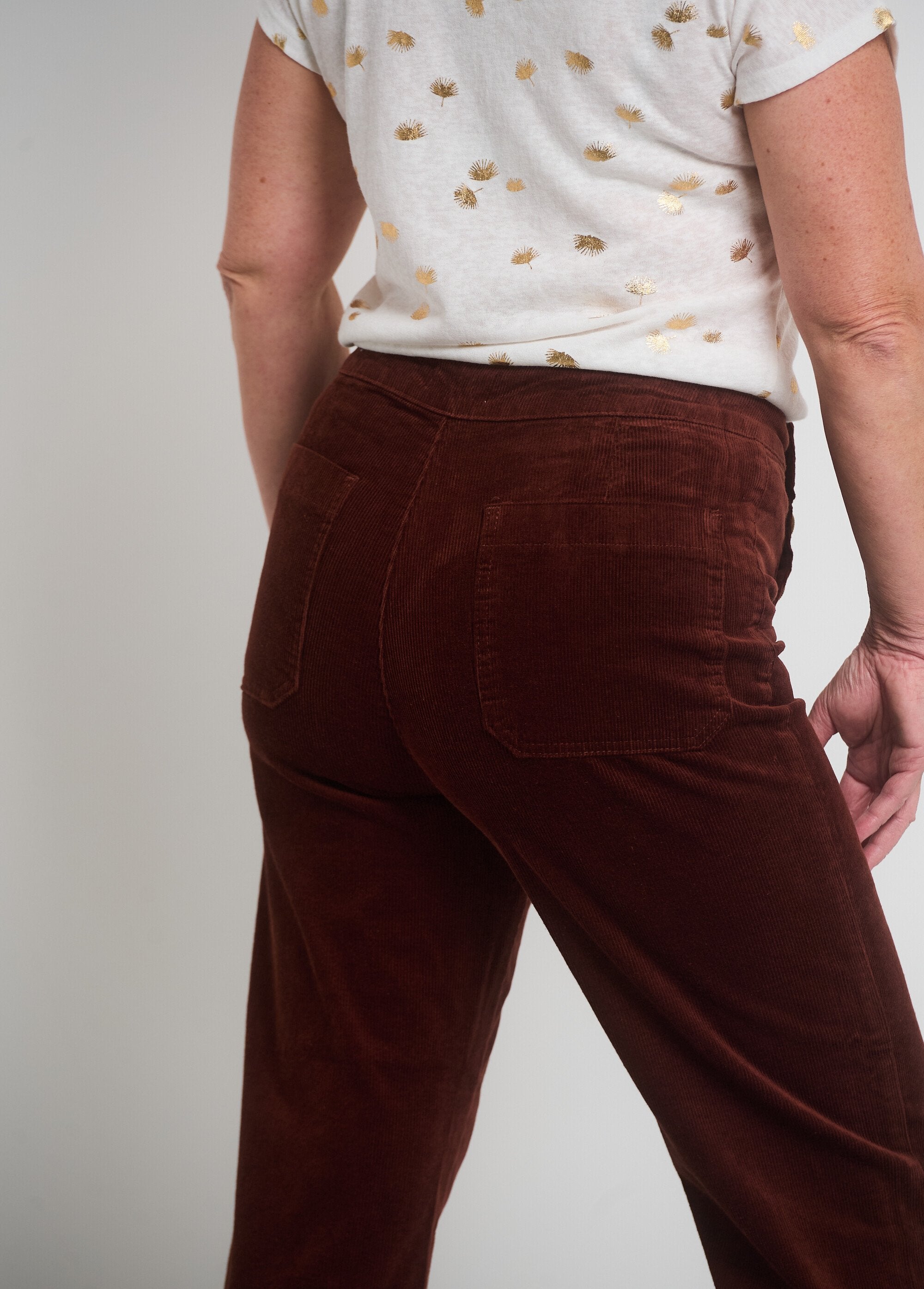 Pantalon_à_pont_en_velours_coupe_flare_Marron_DE2_slim