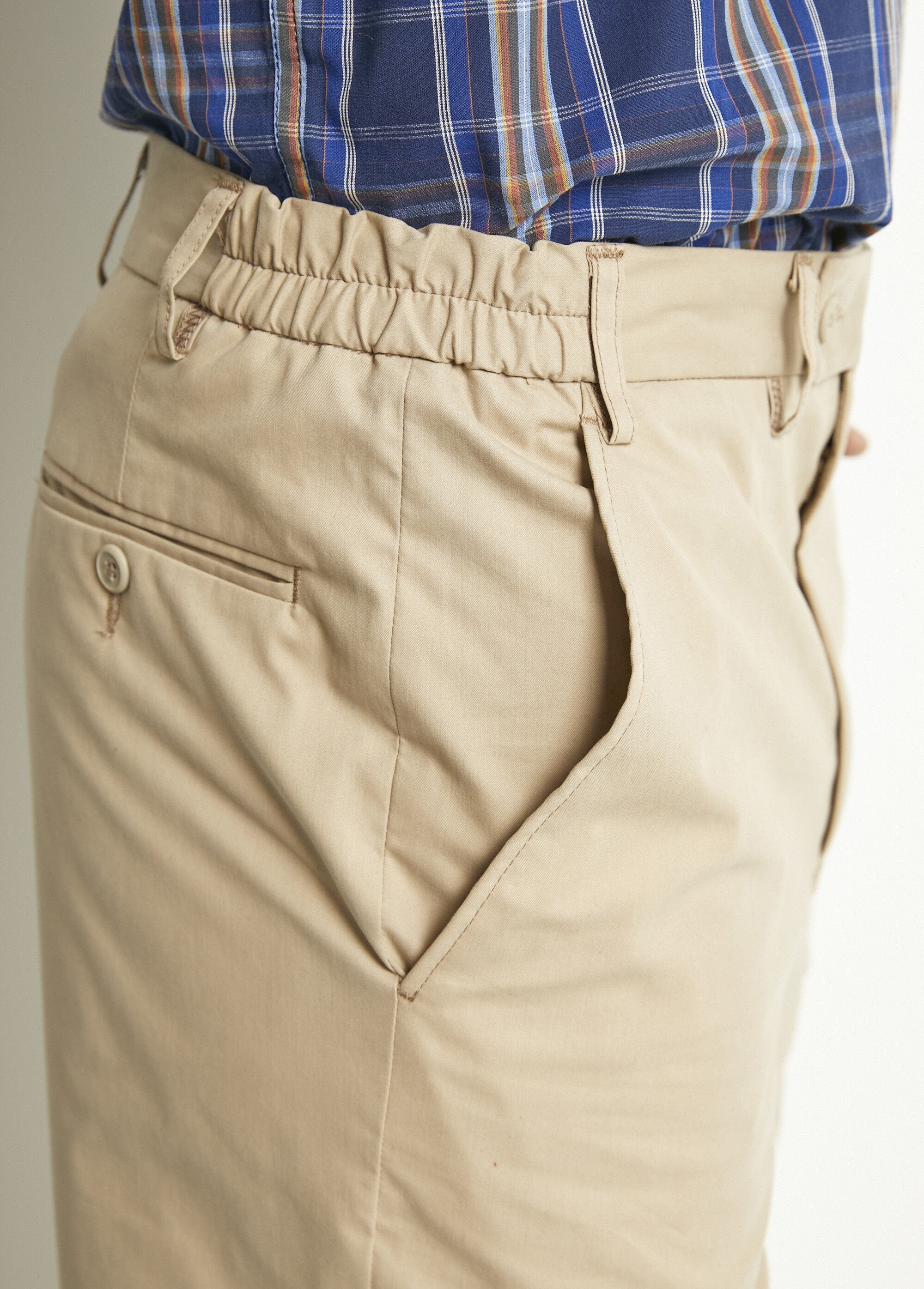 Pantalón_recto_con_cinturón_elástico_cómodo._Beige_DE1_slim