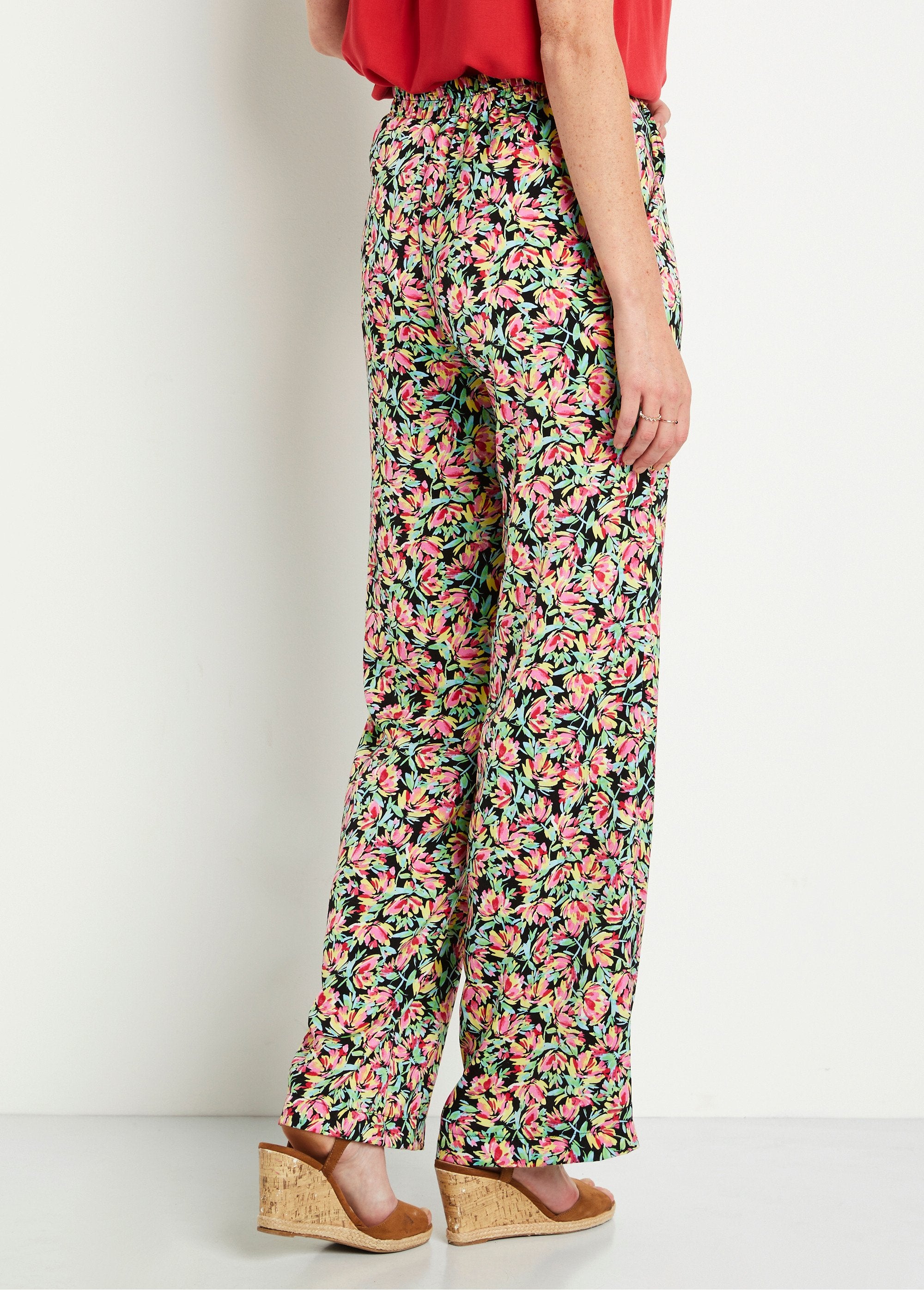 Pantalón_raso_floral_cintura_semielástica_verde_y_rosa_DO1_slim