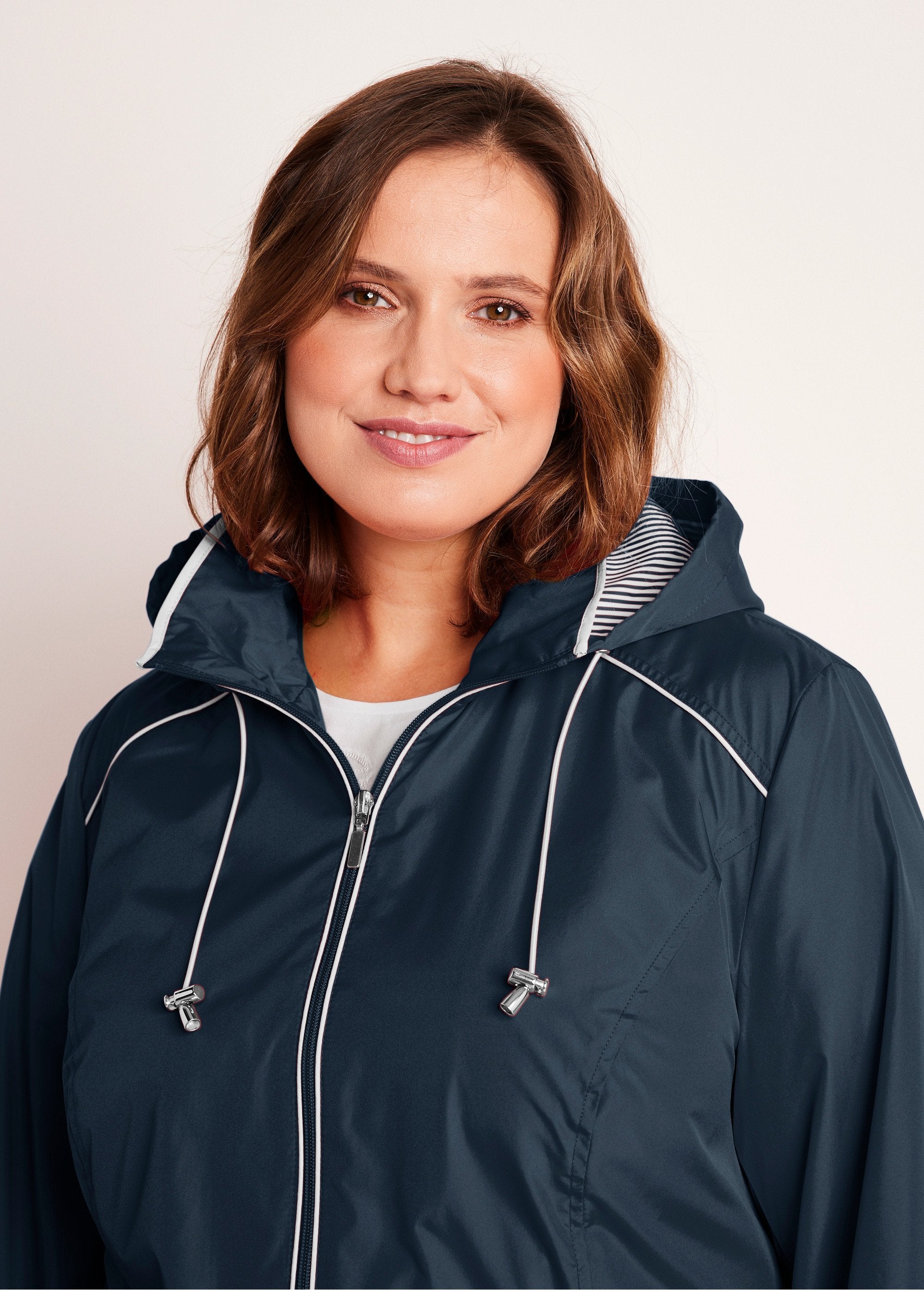 Parka_corta_con_cremallera_Marina_DE1_curvy