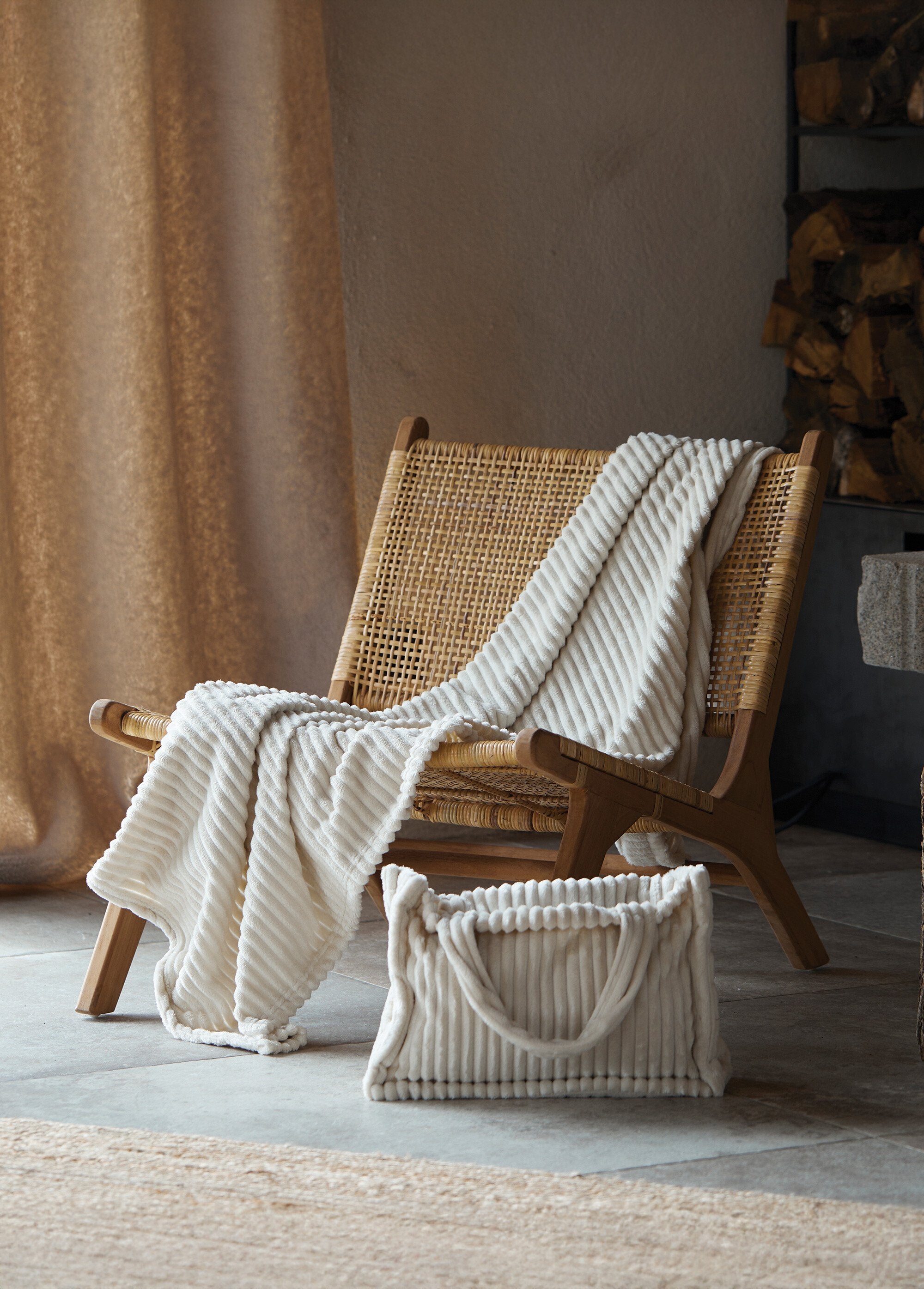 Manta_con_efecto_acanalado_y_tacto_suave_Crudo_SF1_slim