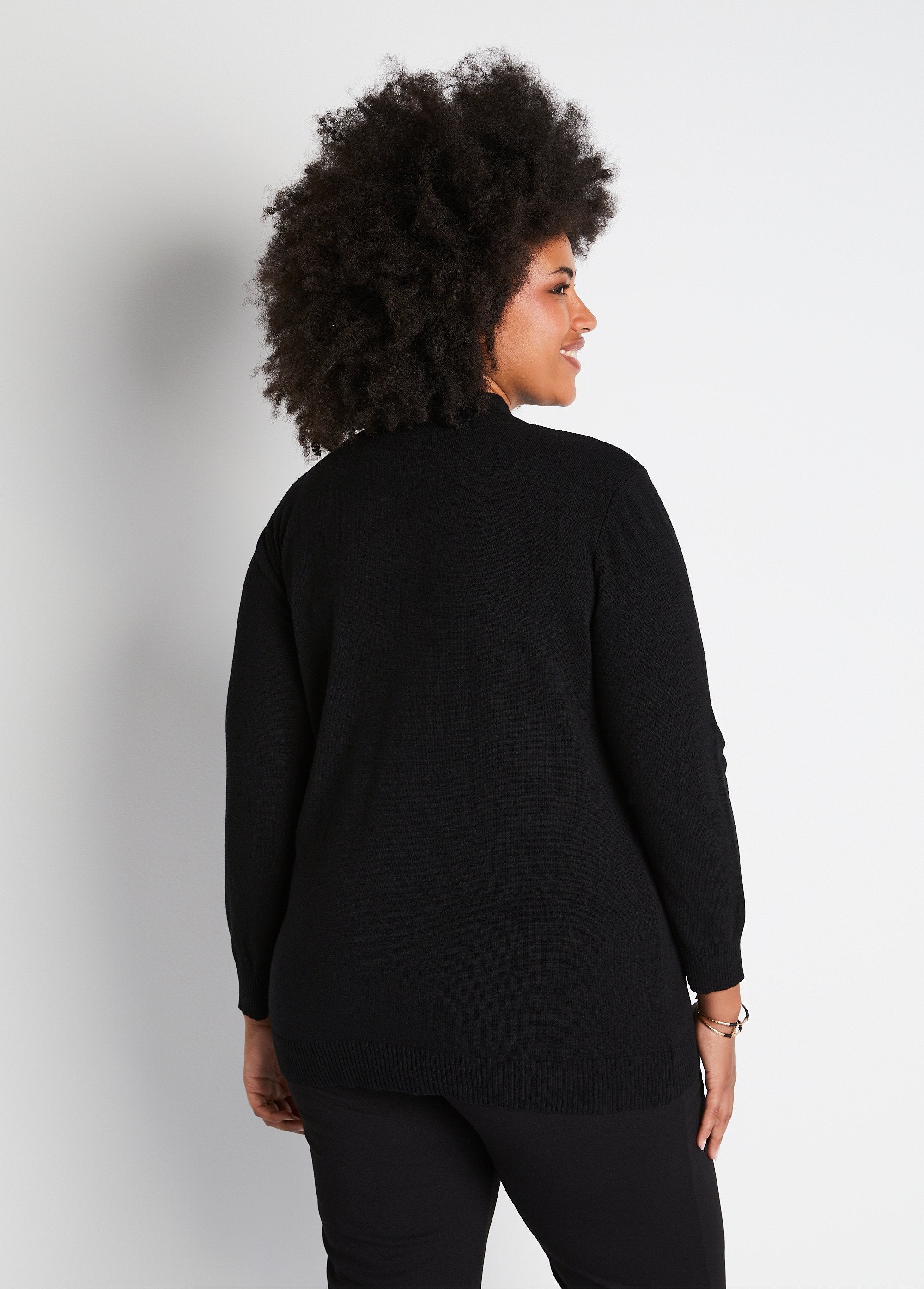 Jersey_con_fibras_recicladas,_lana_y_cashmere._Negro_DO1_curvy