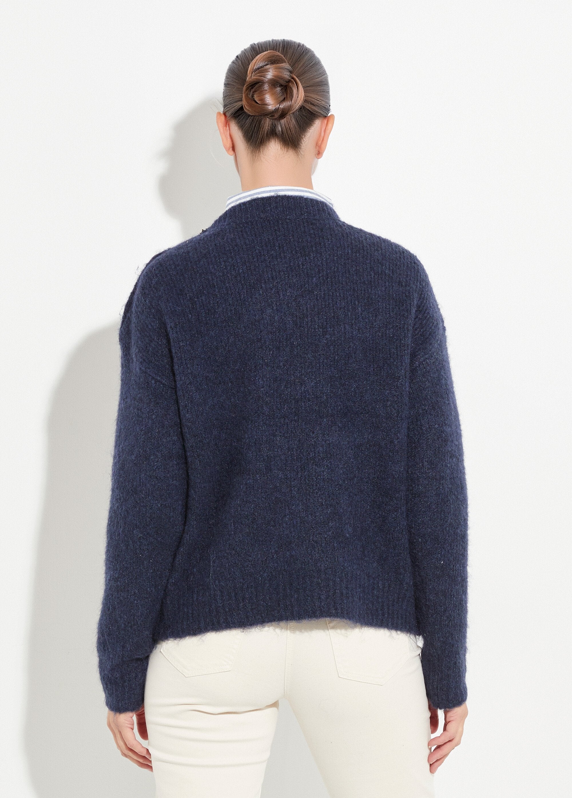 Suéter_de_cuello_redondo,_botones_de_joya_de_metal._Azul_DO1_slim