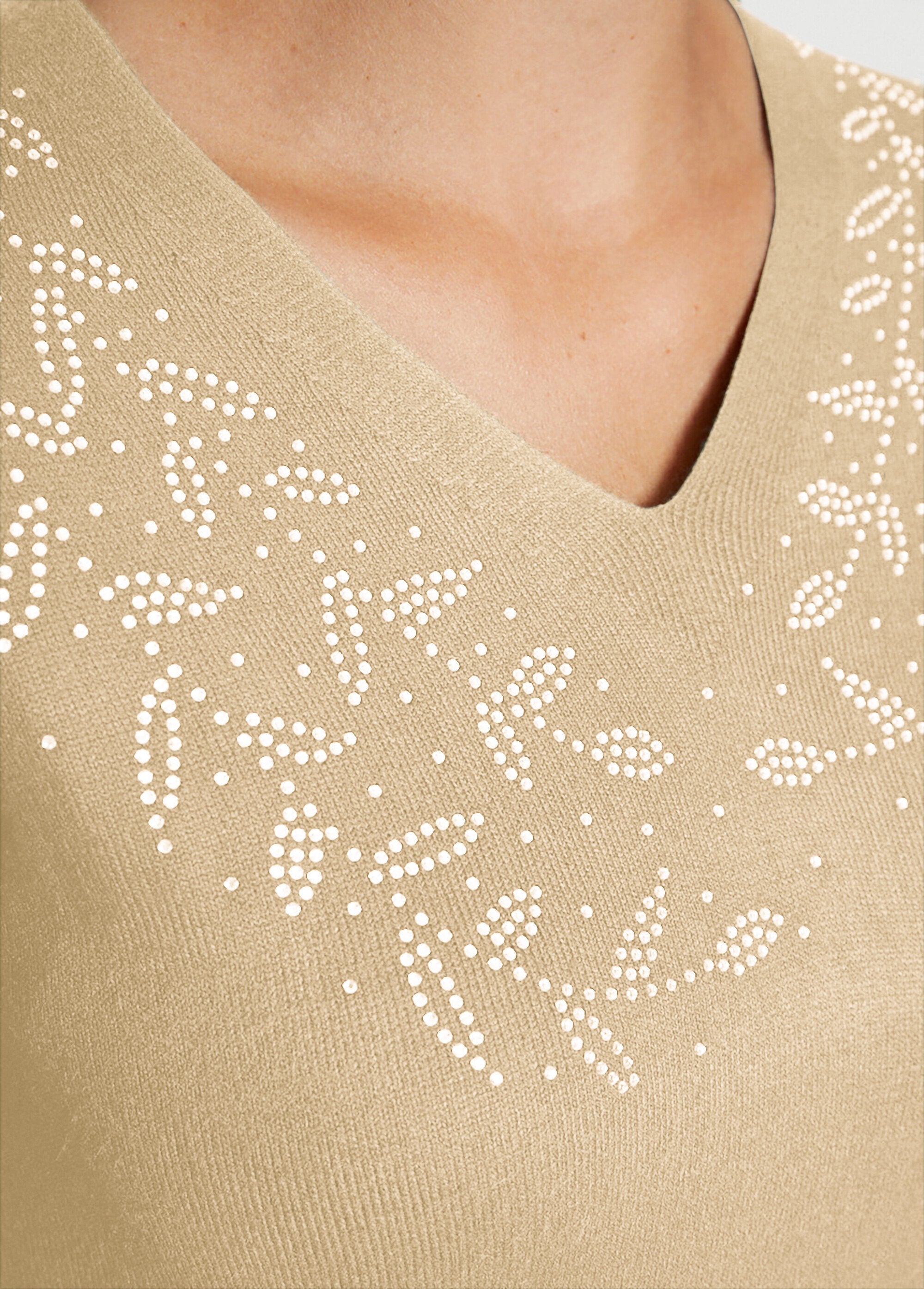 Jersey_de_manga_larga_con_cuello_en_V_y_strass_Beige_DE2_slim