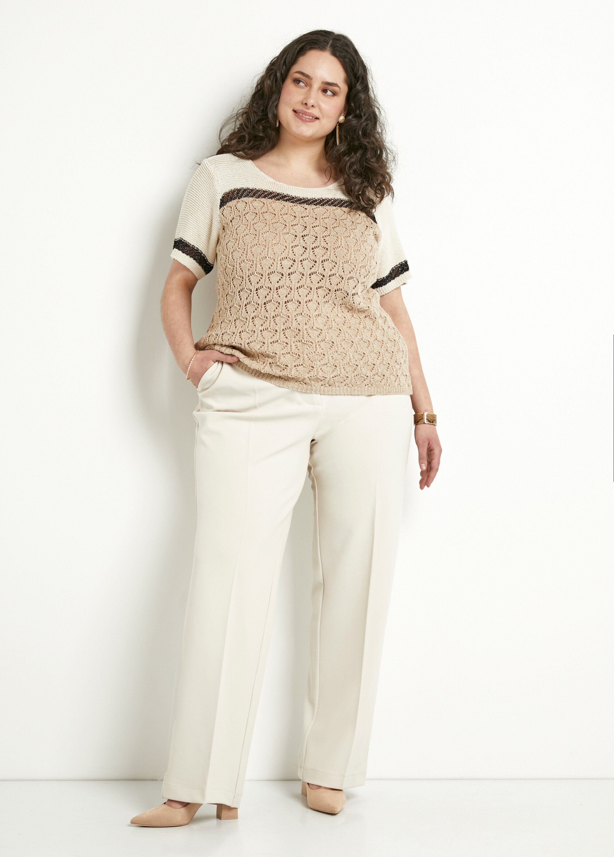 Jersey_suave_y_brillante_de_manga_corta_y_cuello_redondo_Beige_y_negro_SF1_curvy