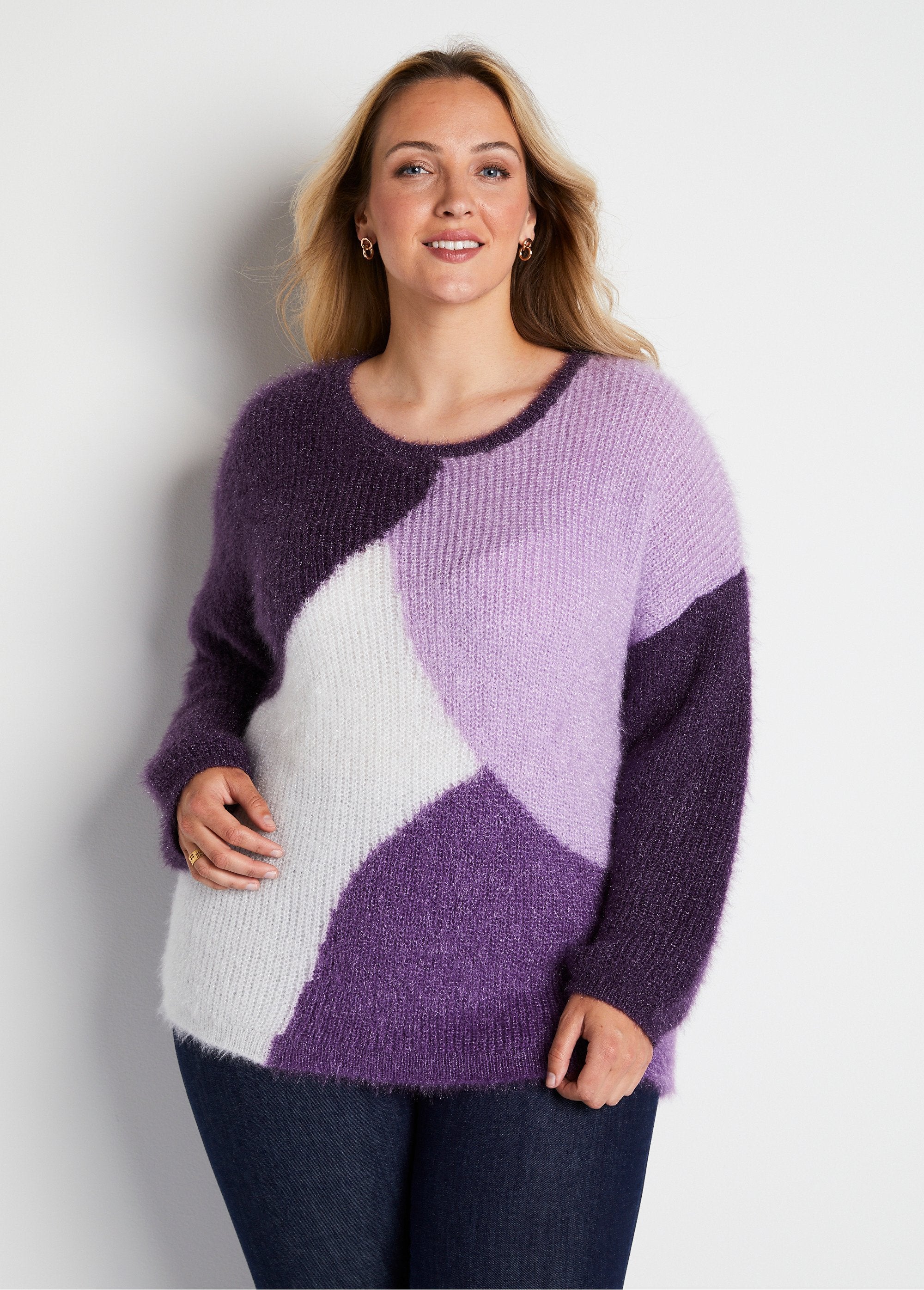 Jersey_de_punto_peludo_con_bloques_de_color_suave_Grosella_negra_y_crudo_FA1_curvy