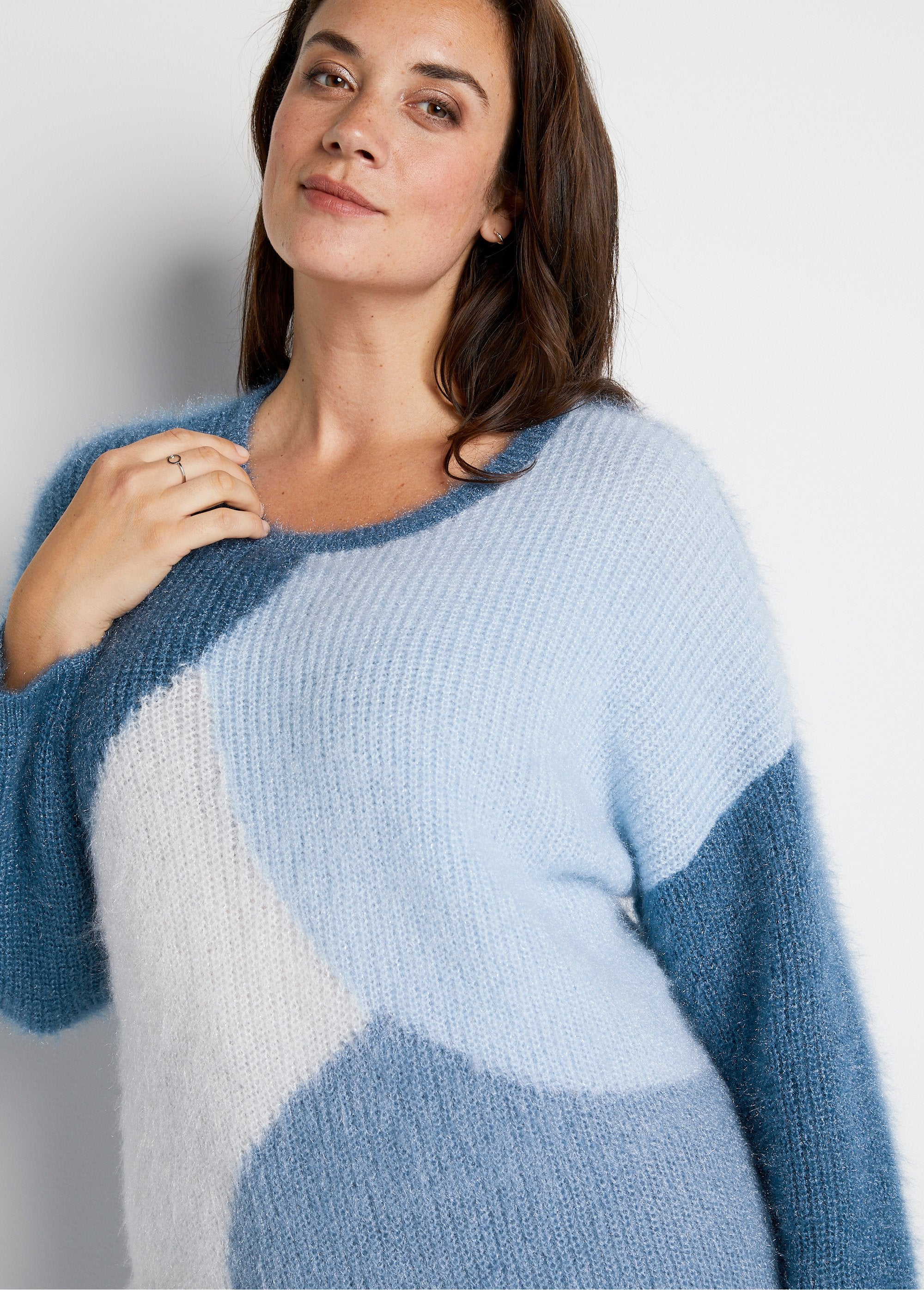 Jersey_de_punto_peludo_con_bloques_de_color_suave_Azul_y_crudo_DE1_curvy