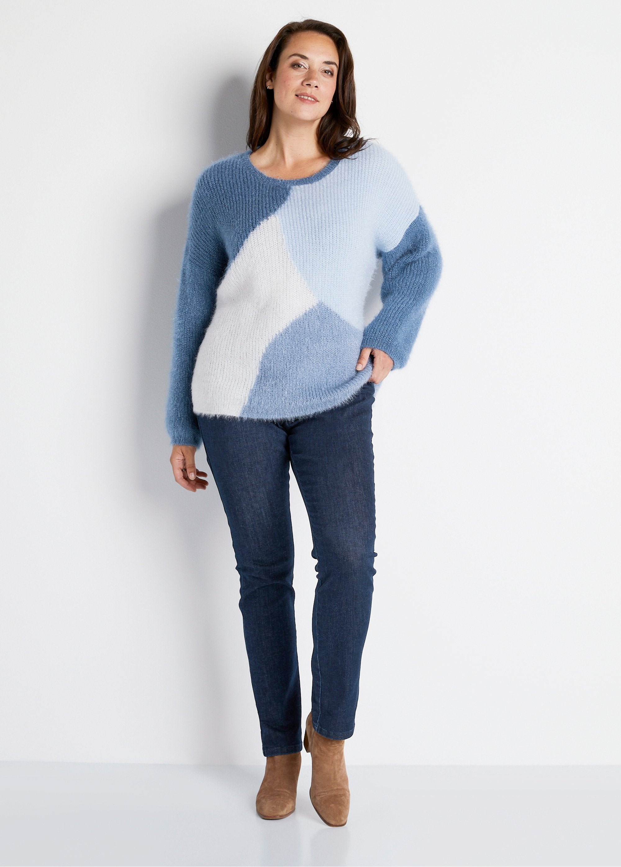 Jersey_de_punto_peludo_con_bloques_de_color_suave_Azul_y_crudo_SF1_curvy