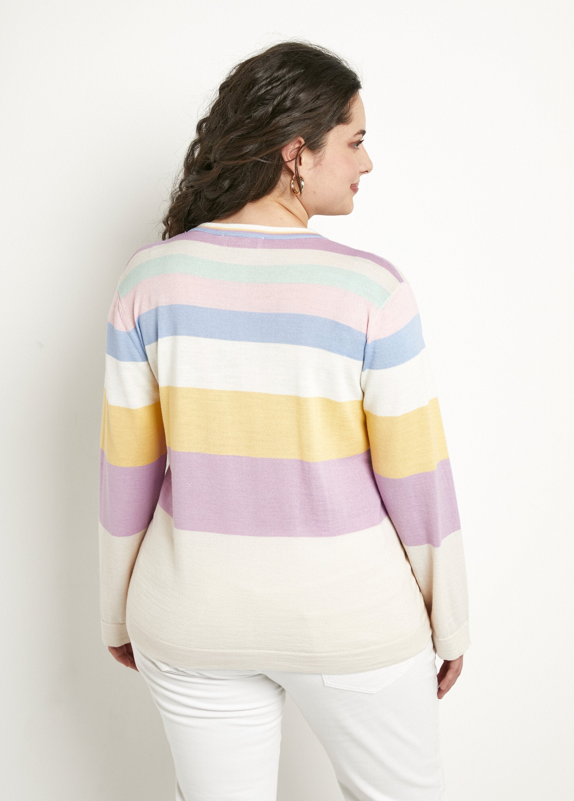 Jersey_de_lana_merino_con_cuello_de_pico_a_rayas_suaves_Multicolor_DO1_curvy