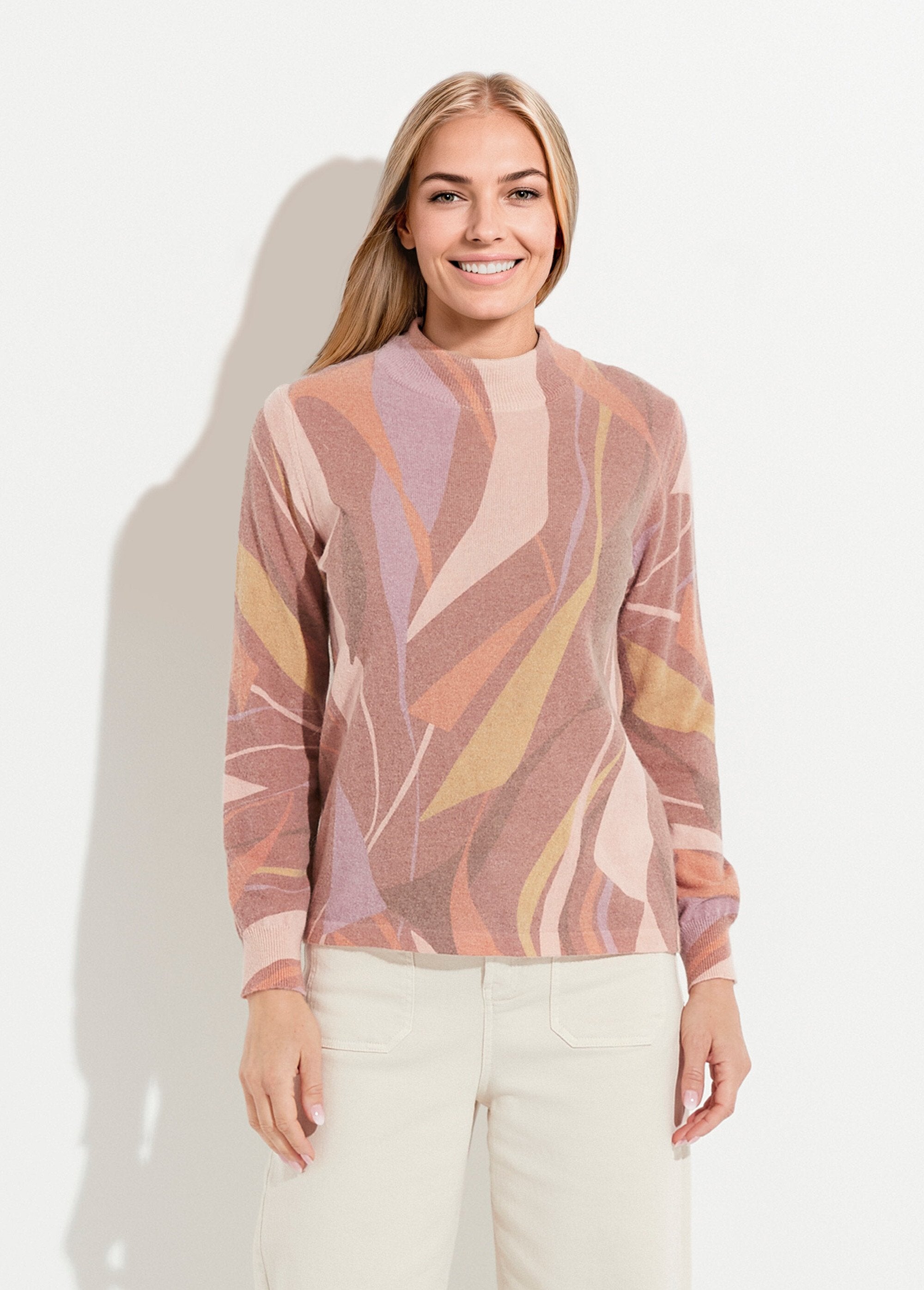 Suéter_fino_y_cálido_de_cuello_alto_con_lana_y_angora_estampada._avellana_y_beige_FA1_slim