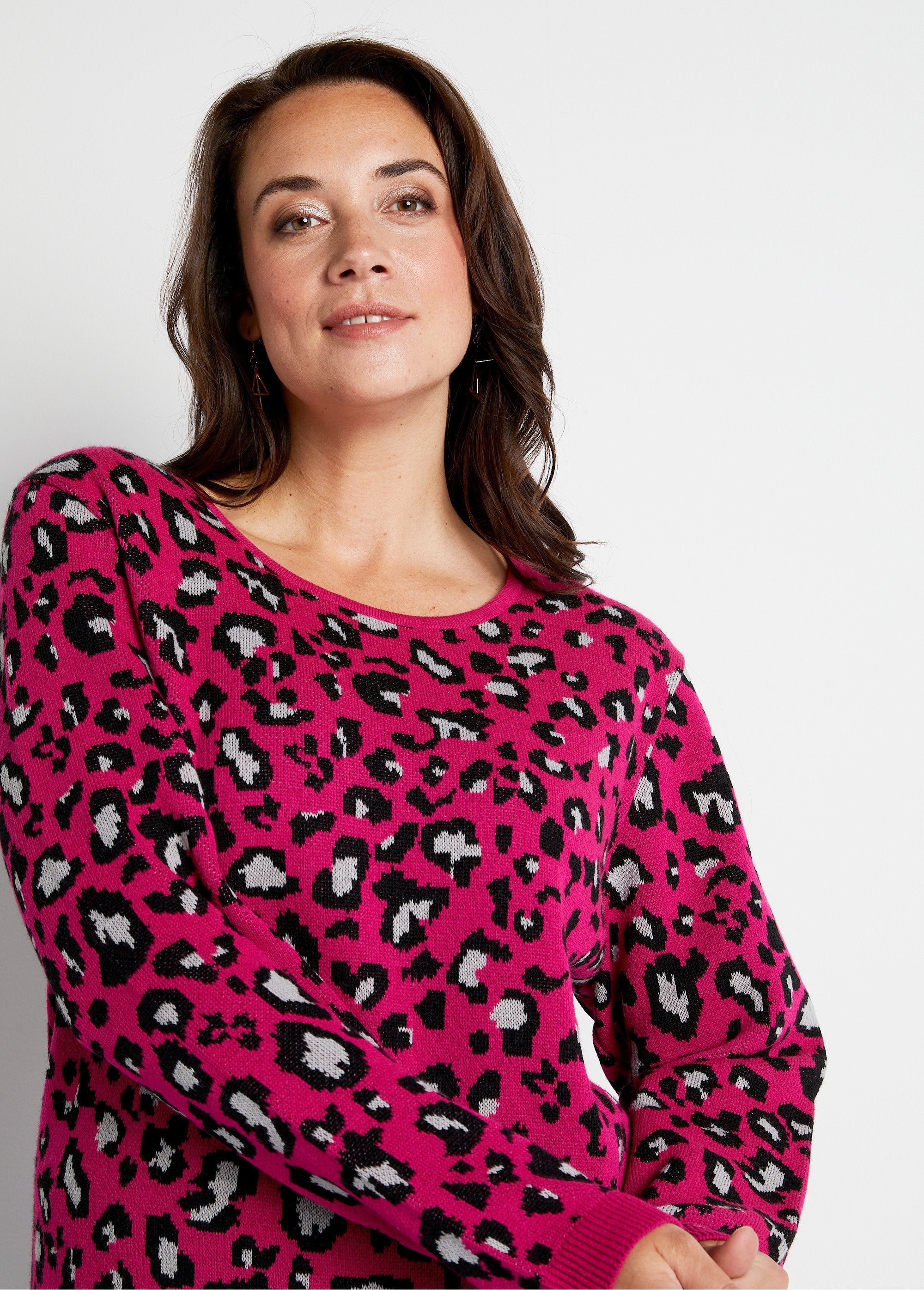 Jersey_jacquard_leopardo_cuello_redondo_fucsia_y_negro_DE1_curvy