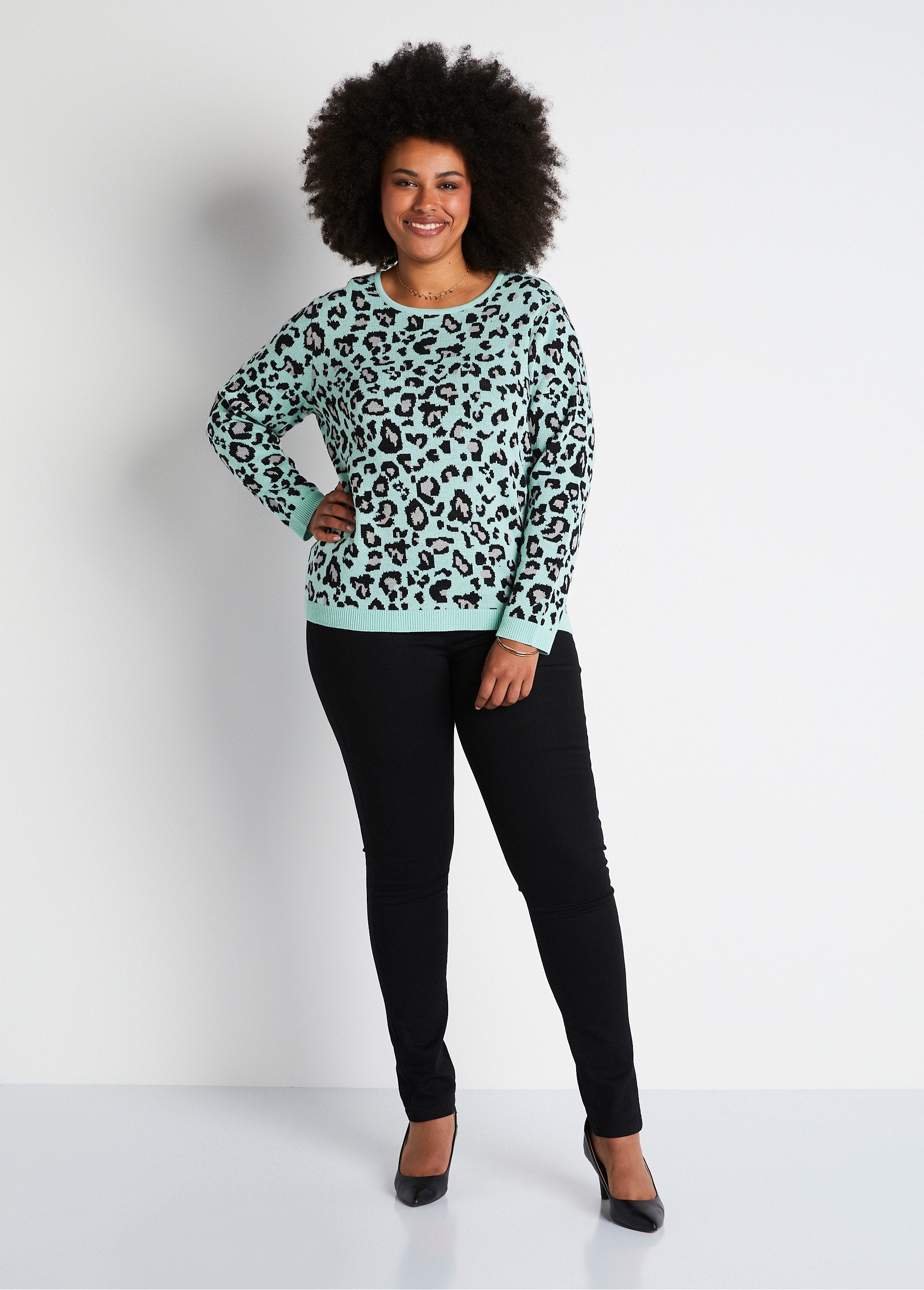 Jersey_jacquard_leopardo_cuello_redondo_ónix_y_negro_SF1_curvy