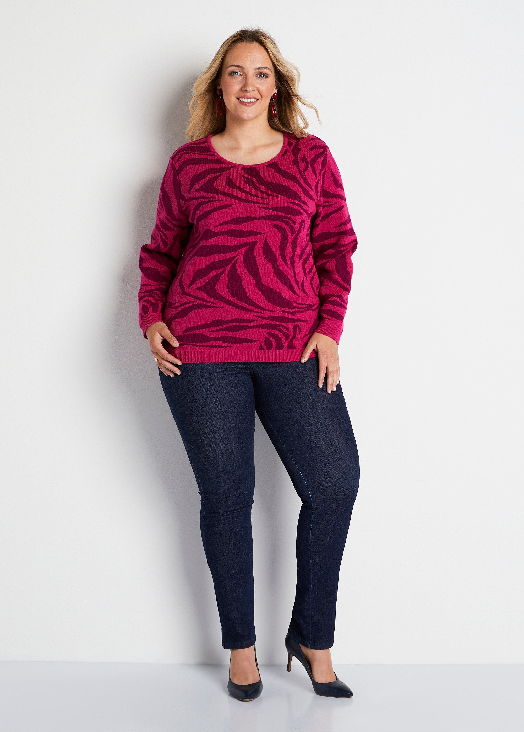 Jersey_suave_con_cuello_redondo_en_jacquard_de_cebra_fucsia_y_grosella_negra_SF1_curvy