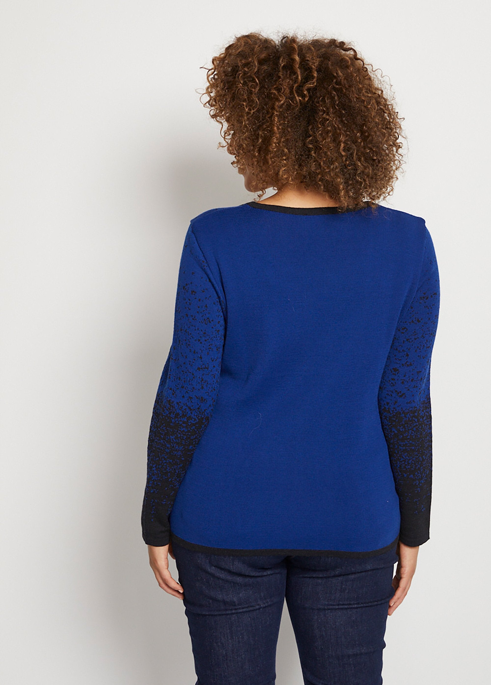 Cálido_jersey_de_cuello_redondo_en_jacquard_de_lana_merino_Negro_y_azul_DO1_curvy