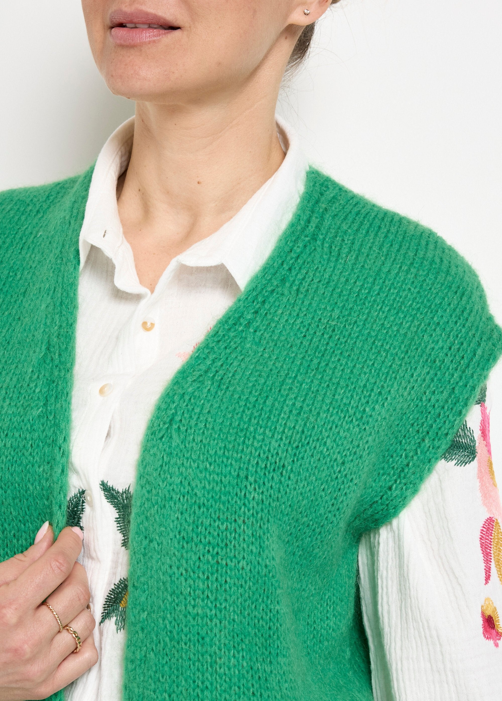 Suéter_cálido_de_lana_mohair_sin_mangas_de_borde_a_borde_verde_brillante_DE1_slim