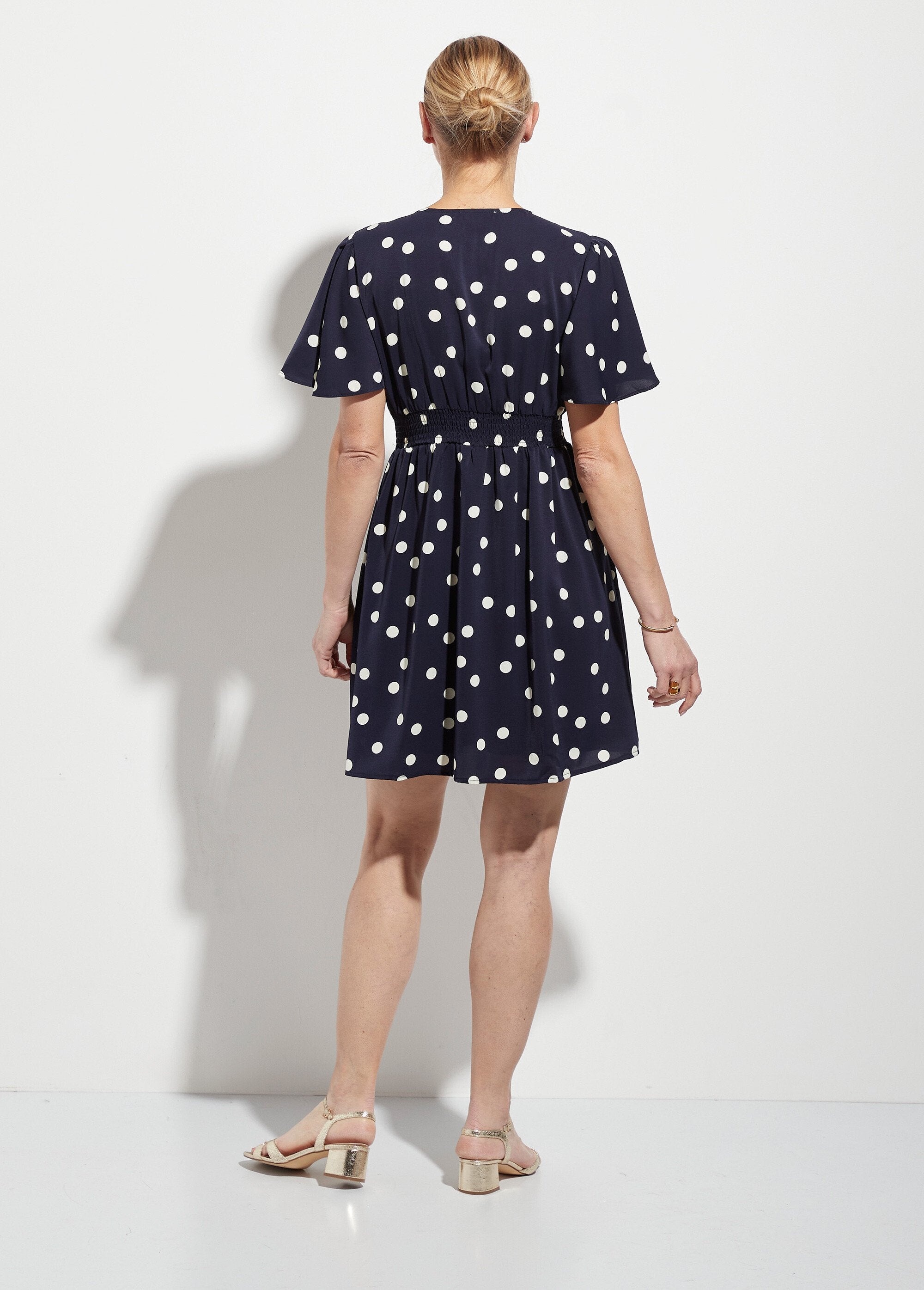 Vestido_corto_de_lunares_con_mangas_de_mariposa_Guisantes_blancos_DO1_slim