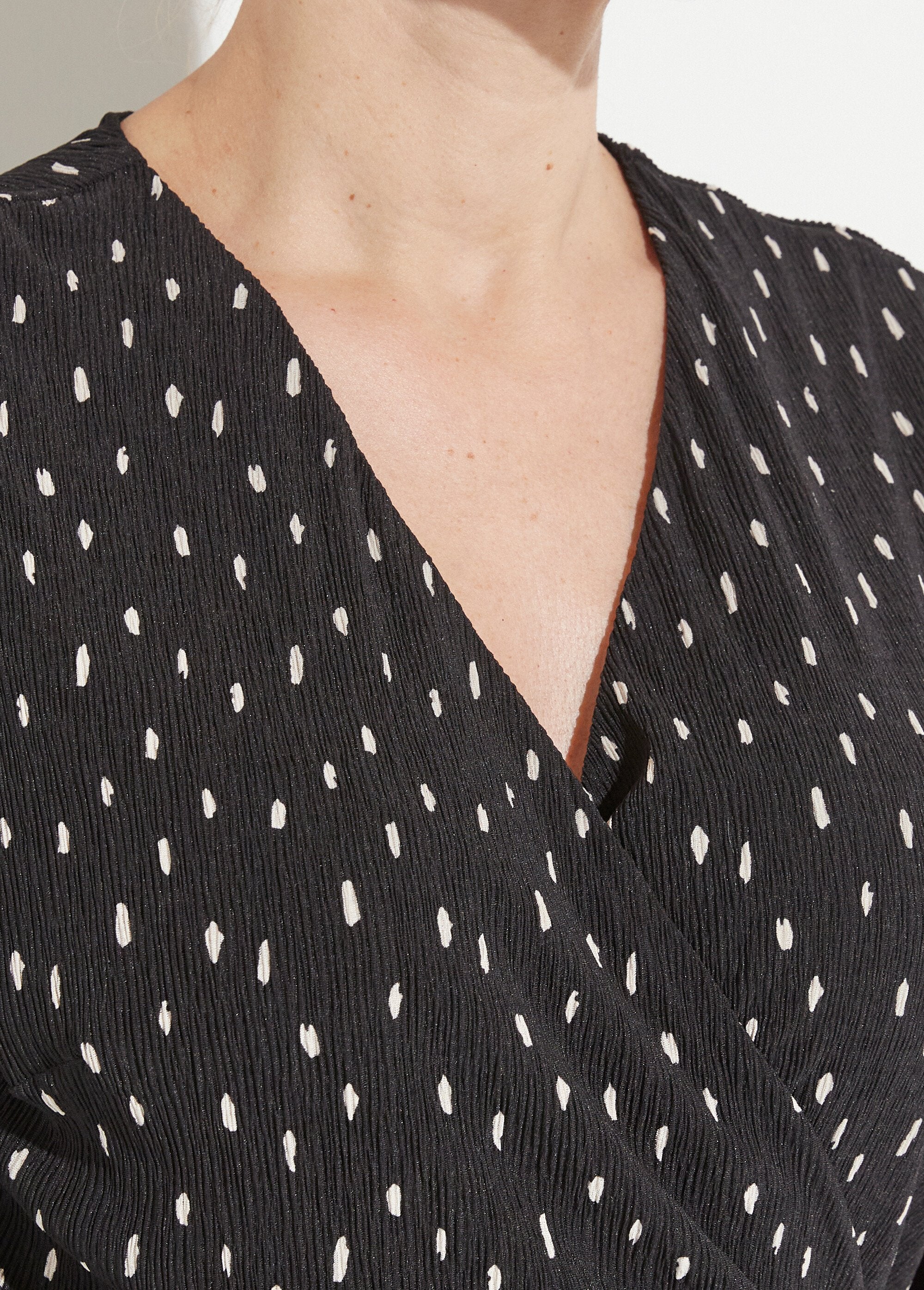 Vestido_corto_cruzado_con_estampado_de_lunares_Negro_y_crudo_DE1_slim