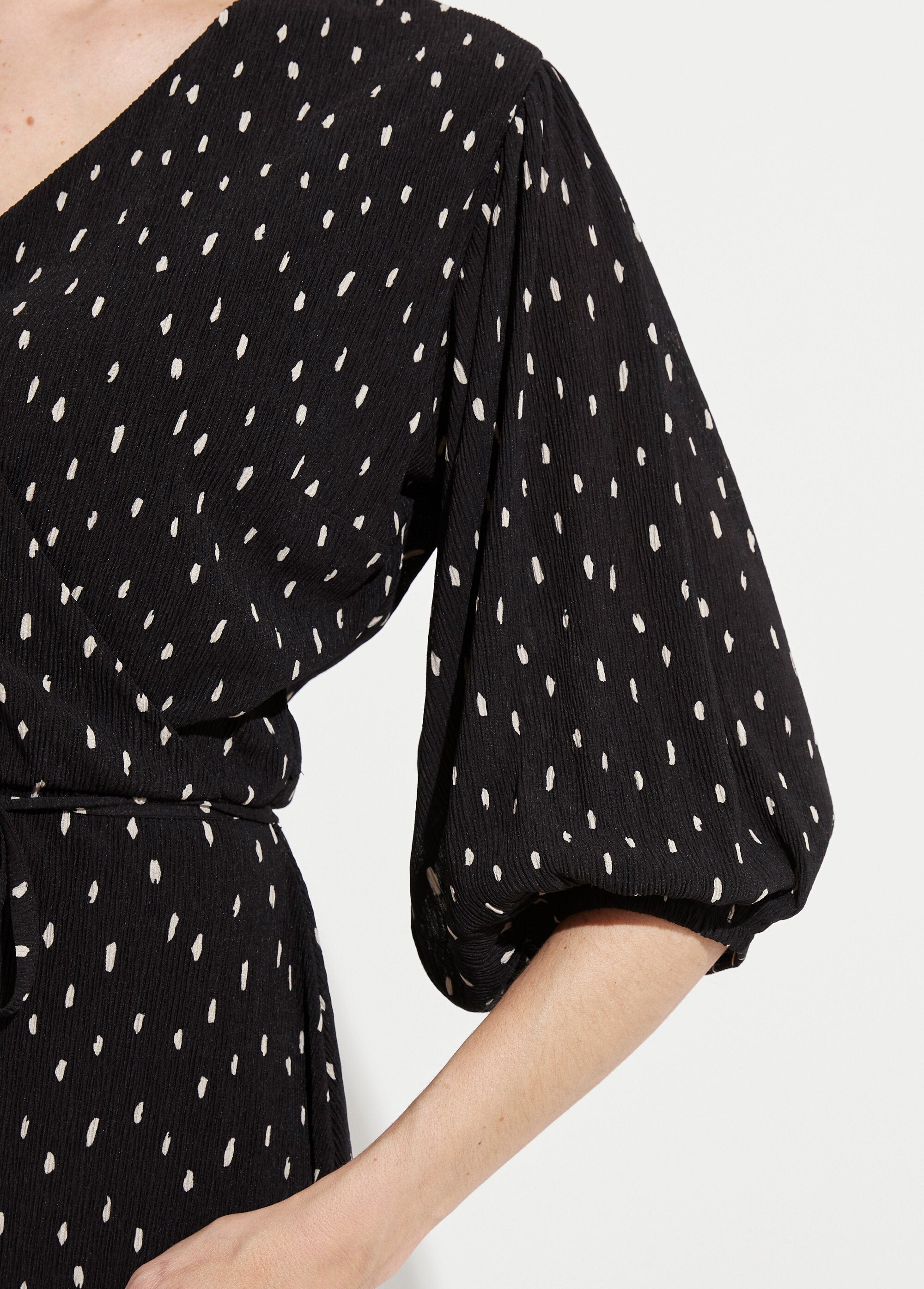 Vestido_corto_cruzado_con_estampado_de_lunares_Negro_y_crudo_DE2_slim