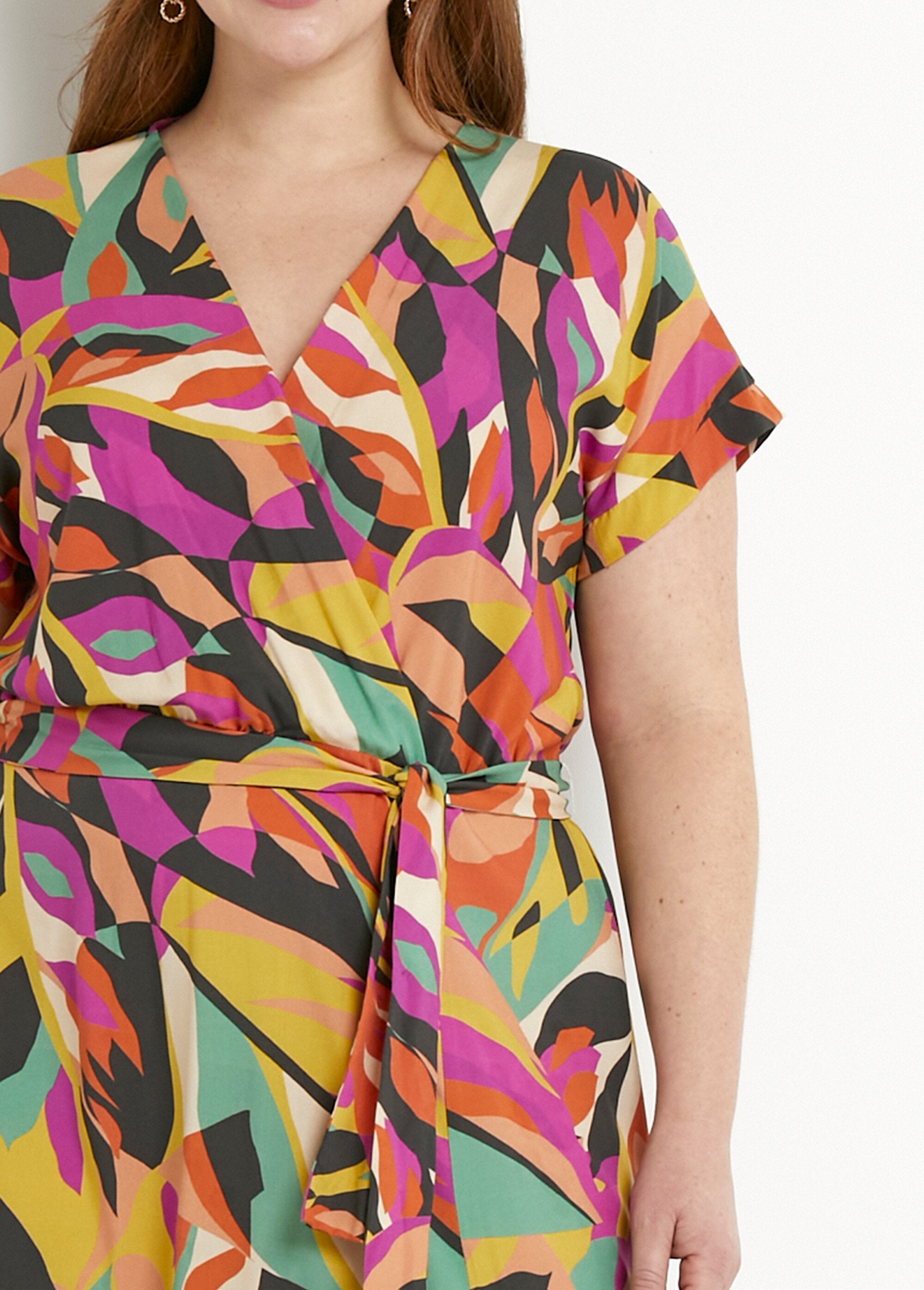 Vestido_cruzado_multicolor_con_abertura_Multicolor_DE1_curvy
