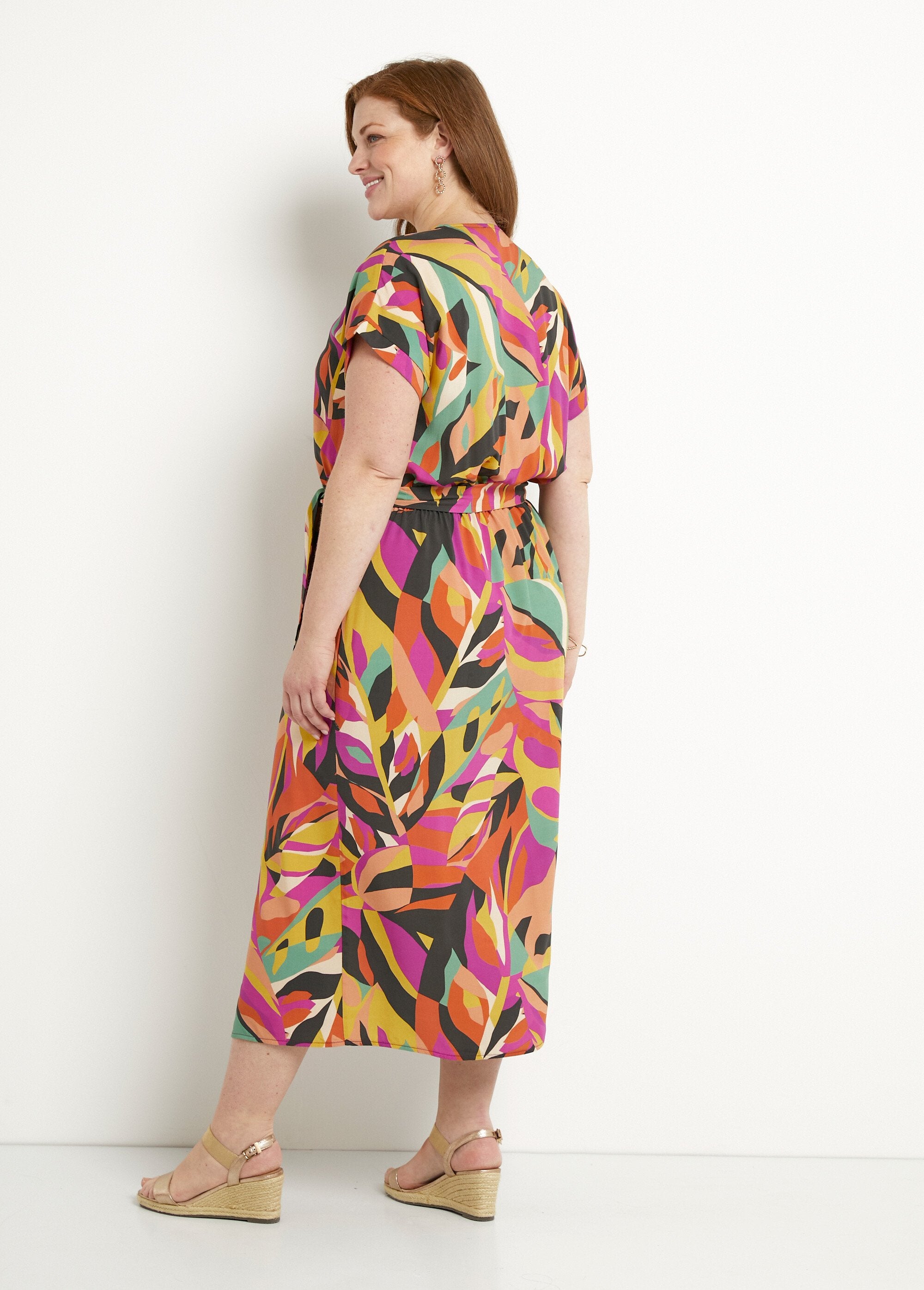 Vestido_cruzado_multicolor_con_abertura_Multicolor_DO1_curvy