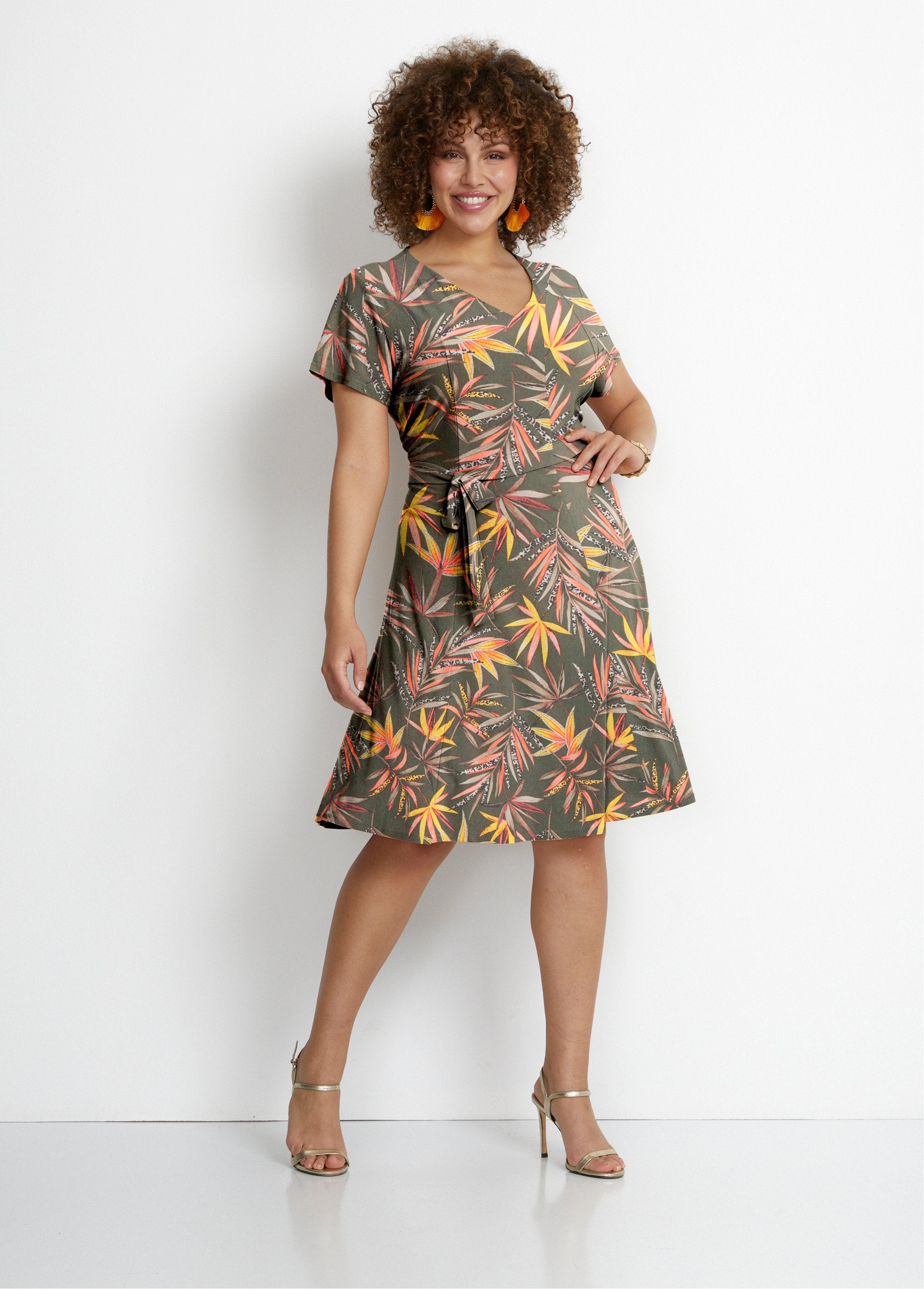 Vestido_corto_con_escote_en_V_y_cinturón_Estampado_caqui_FA1_curvy