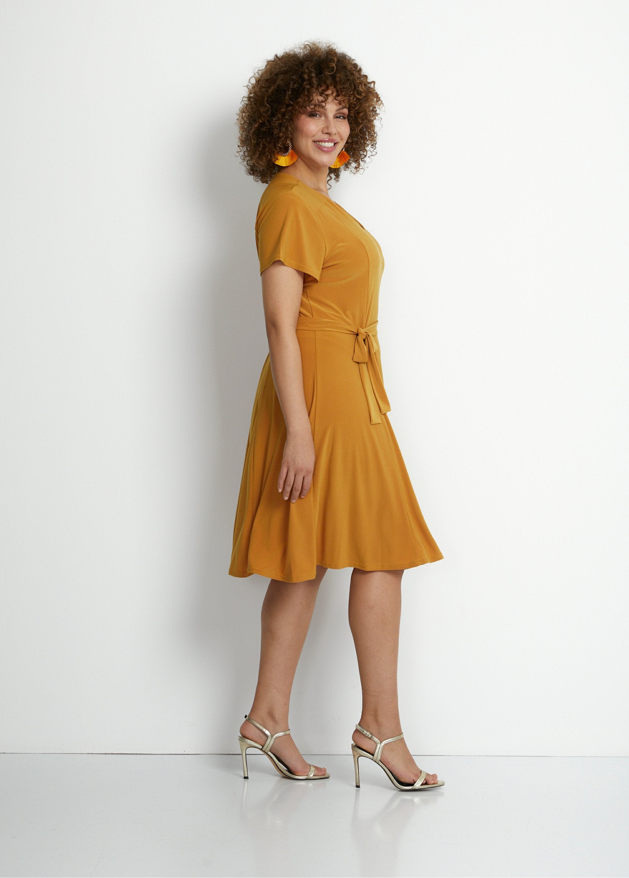 Vestido_corto_con_escote_en_V_y_cinturón_AMARILLO_DR1_curvy