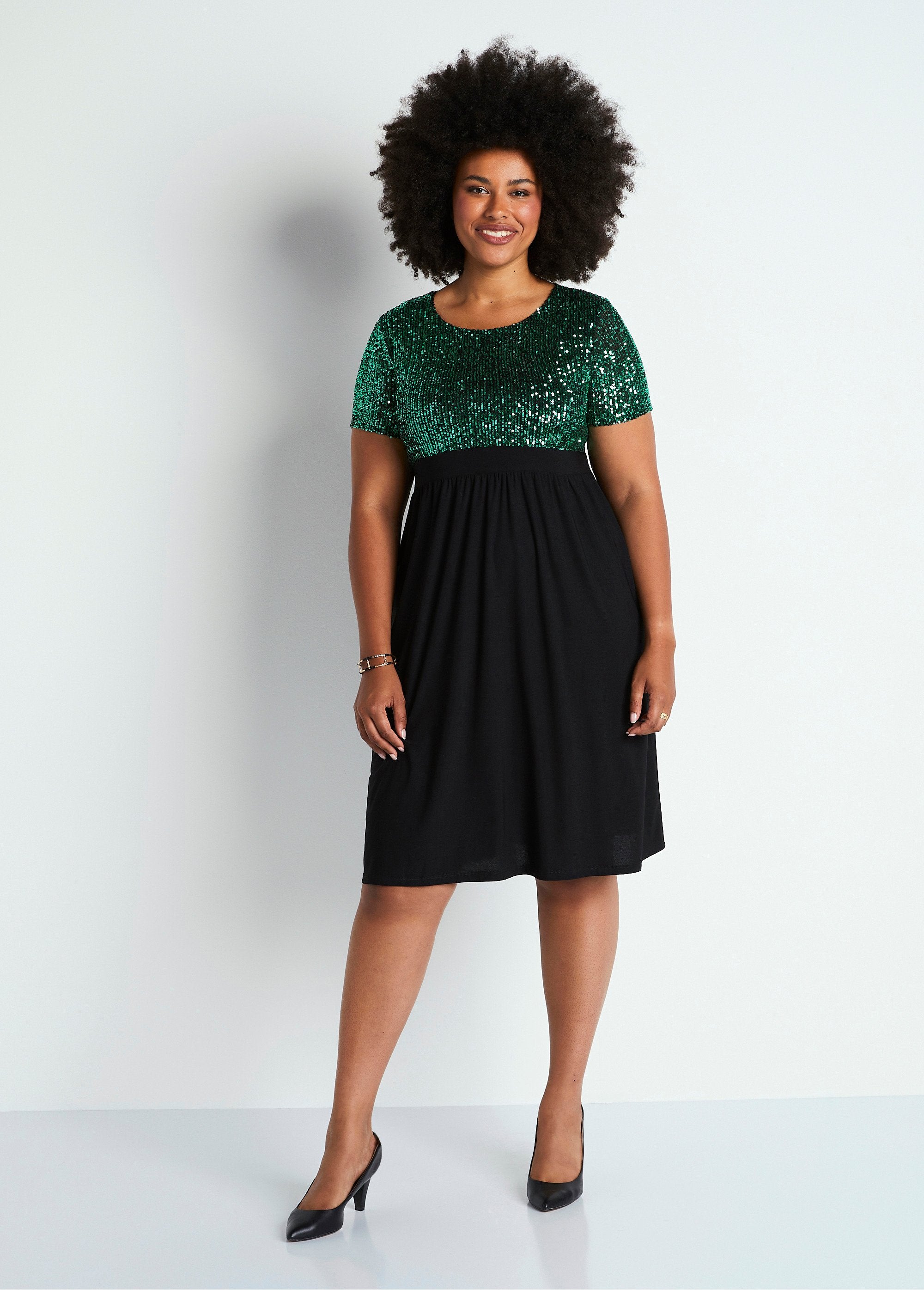 Vestido_corto_evasé_de_malla_y_lentejuelas_verde_y_negro_FA1_curvy