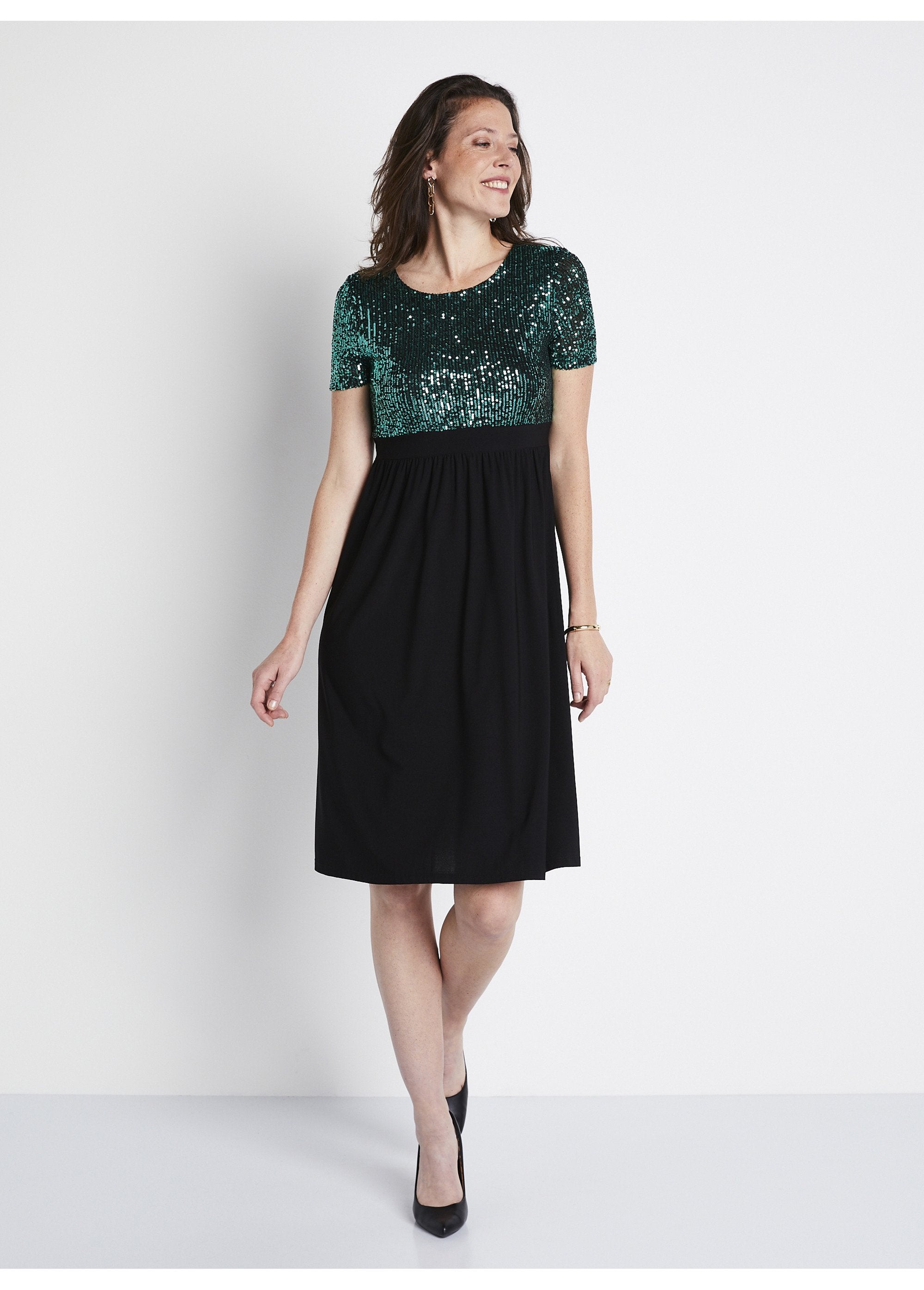 Vestido_corto_evasé_de_malla_y_lentejuelas_verde_y_negro_FA1_slim