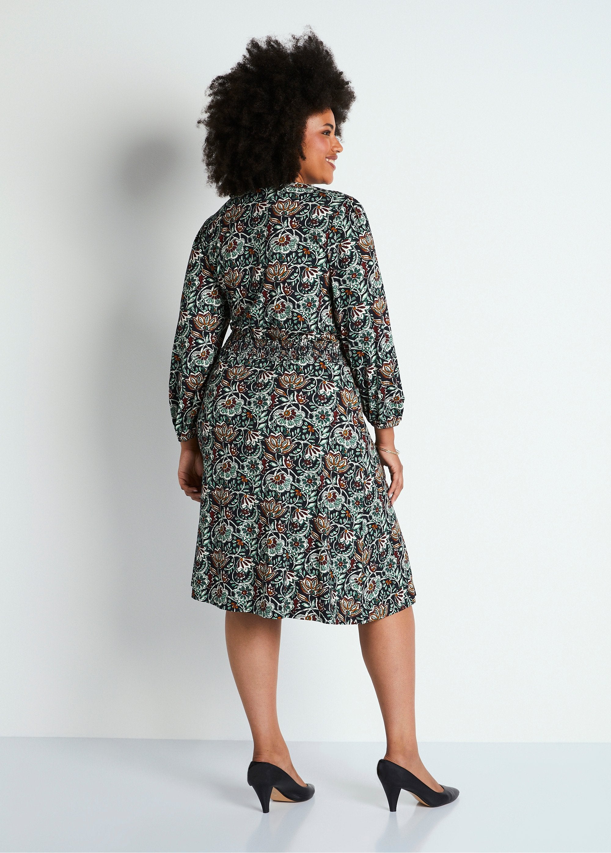 Vestido_corto_de_punto_fruncido_con_estampado_floral_Estampado_verde_DO1_curvy